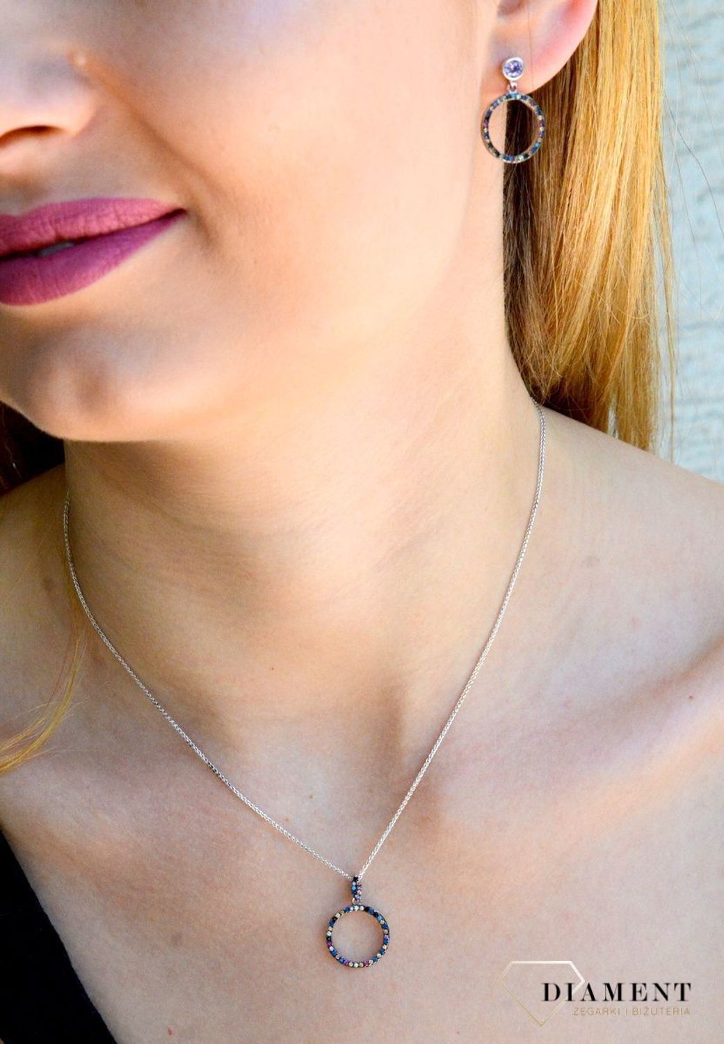 Srebrne kolczyki kółka wiszące z kolorowymi cyrkoniami DIA-KLC-9425-925. Doskonale odnajdą się w kolekcji kobiety ceniącej wyjątkową biżuterię lub niecodzienne formy. Kolczyki posiadają wygodne zapięcia na sztyft. To bardzo do.jpg