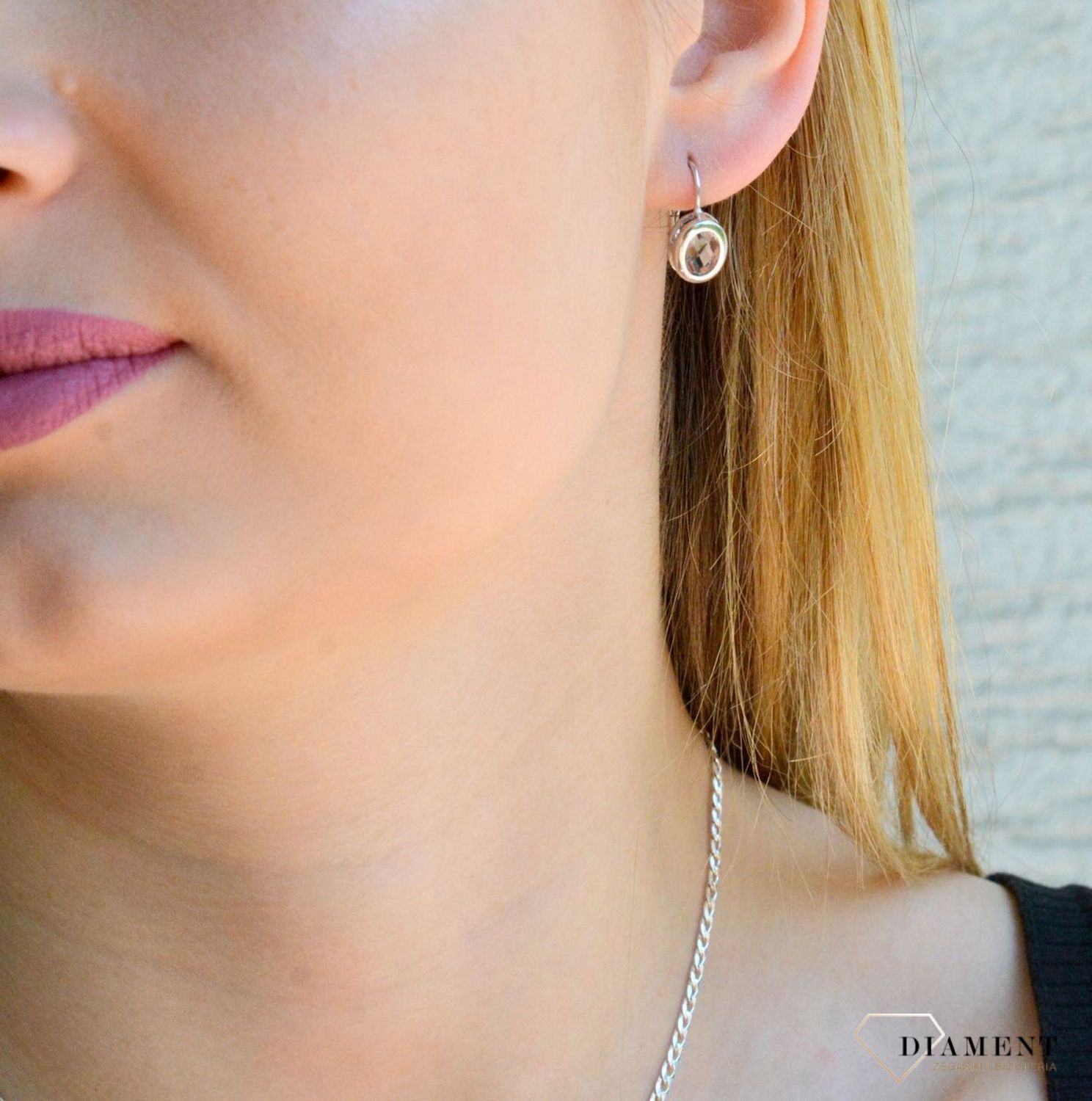 Srebrne kolczyki damskie owalne z białą cyrkonią DIA-KLC-9426-925. Kolczyki z wygodnym zapięciem na bigiel. Całość wykonana z najwyższej jakości srebra próby 925. Biżuteria to świetny pomysł na prezent..jpg