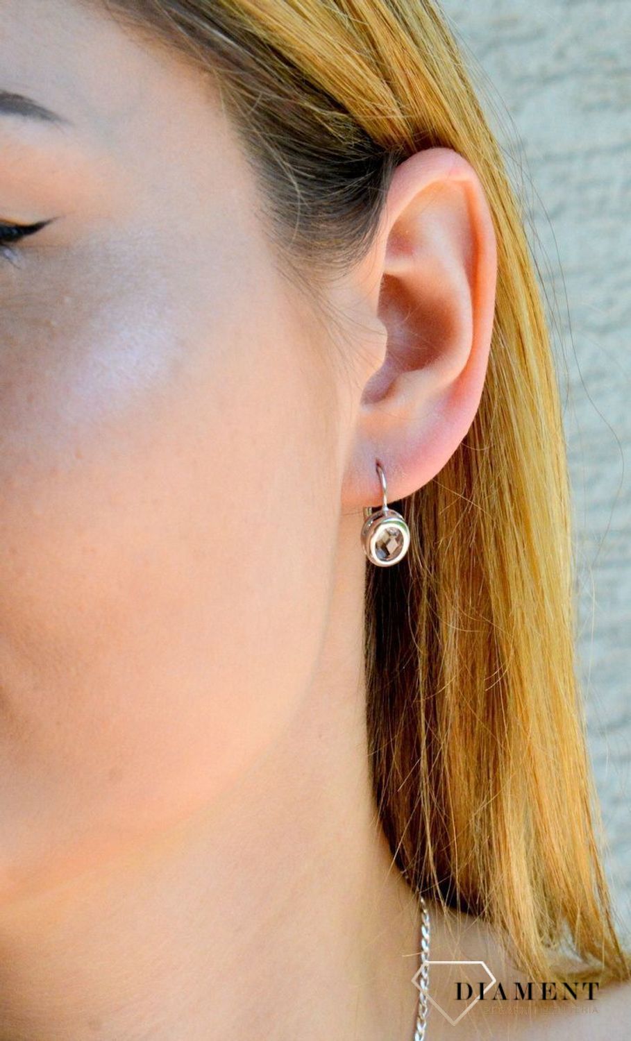 Srebrne kolczyki damskie owalne z białą cyrkonią DIA-KLC-9426-925. Kolczyki z wygodnym zapięciem na bigiel. Całość wykonana z najwyższej jakości srebra próby 925. Biżuteria to świetny pomysł na prezent..jpg