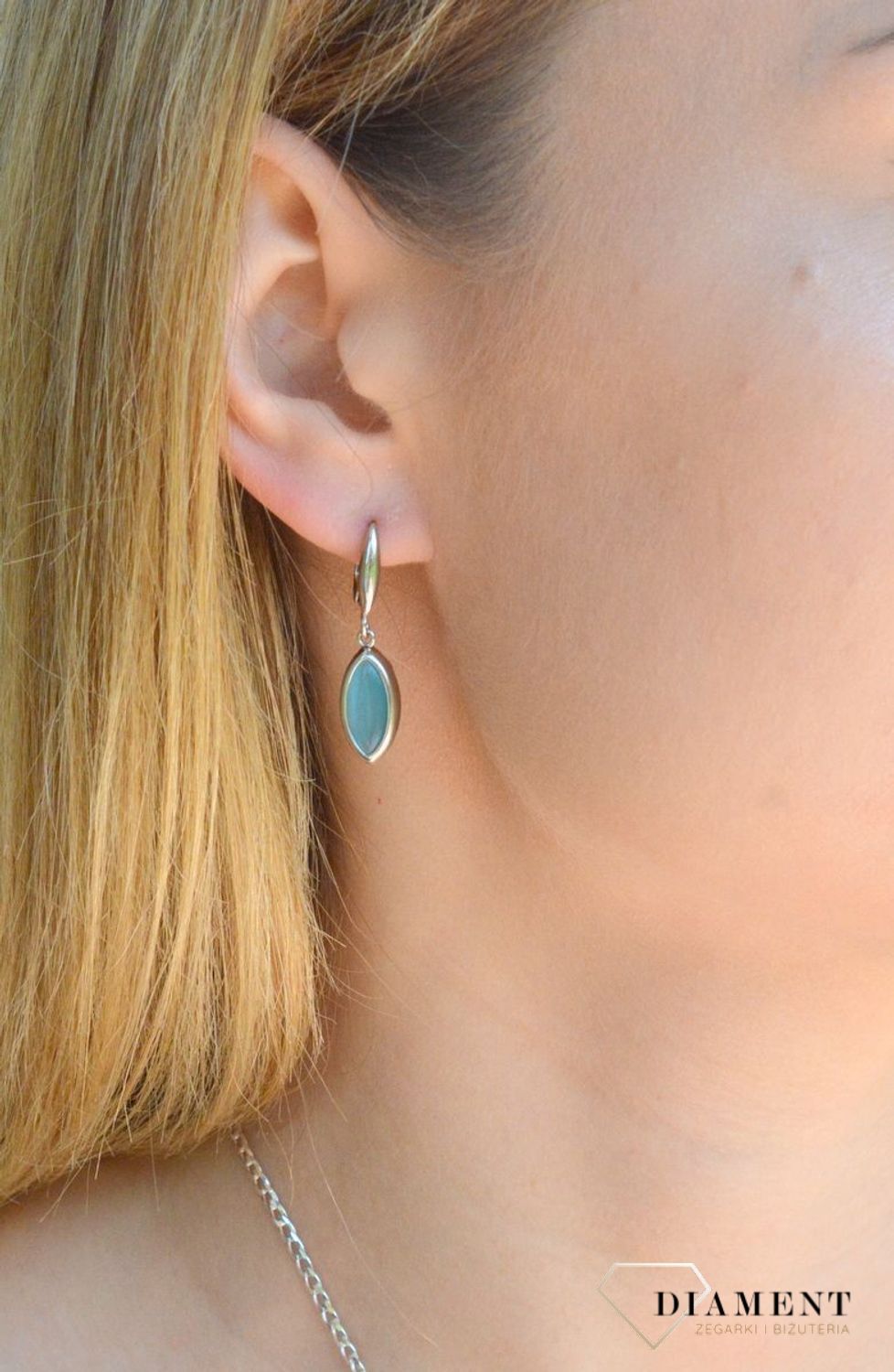 Srebrne kolczyki wiszące z fioletową cyrkonią DIA-KLC-9427-925. Piękne kolczyki z wygodnym zapięciem angielskim to doskonała propozycja dla osób szukających gustownej klasyki. Całość wykonana z najwyższej jakości srebra próby.jpg