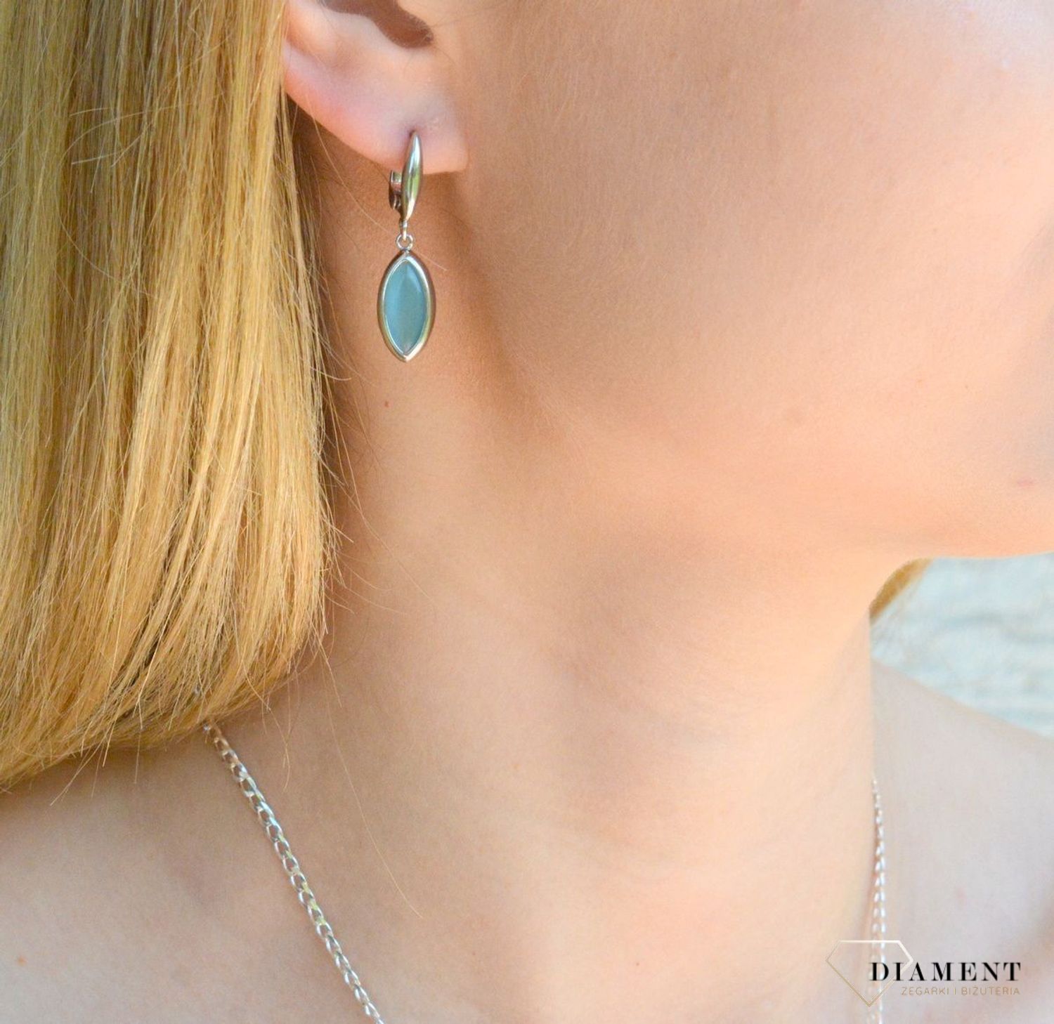 Srebrne kolczyki wiszące z fioletową cyrkonią DIA-KLC-9427-925. Piękne kolczyki z wygodnym zapięciem angielskim to doskonała propozycja dla osób szukających gustownej klasyki. Całość wykonana z najwyższej jakości srebra próby.jpg