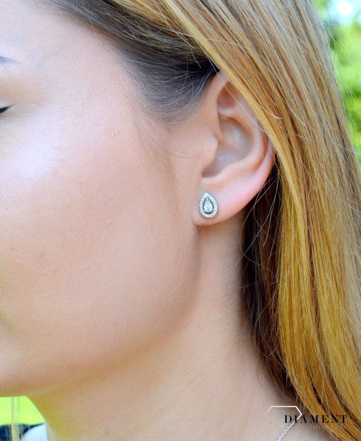 Srebrne kolczyki w kształcie łezki z cyrkoniami wkrętki DIA-KLC-9429-925. Kolczyki o kształcie łezki z cyrkoniami. Piękne kolczyki z wygodnym zapięciem na sztyft to doskonała propozycja dla osób szukających gustownej klasyki..jpg