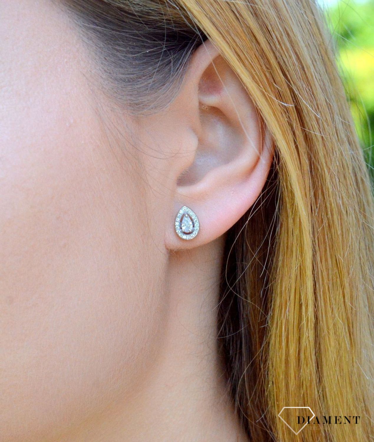 Srebrne kolczyki w kształcie łezki z cyrkoniami wkrętki DIA-KLC-9429-925. Kolczyki o kształcie łezki z cyrkoniami. Piękne kolczyki z wygodnym zapięciem na sztyft to doskonała propozycja dla osób szukających gustownej klasyki..jpg