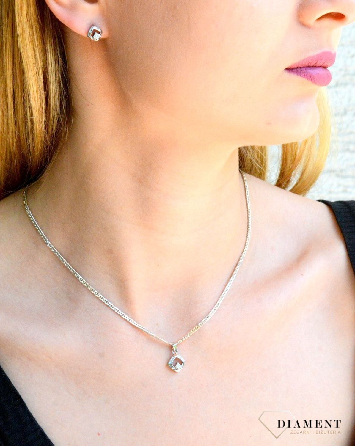 Srebrne kolczyki kwadraciki z cyrkonią DIA-KLC-9434-925. Całość wykonana z najwyższej jakości srebra próby 925. Biżuteria to świetny pomysł na prezent. Srebrne kolczyki o bardzo prostym modelu.jpg