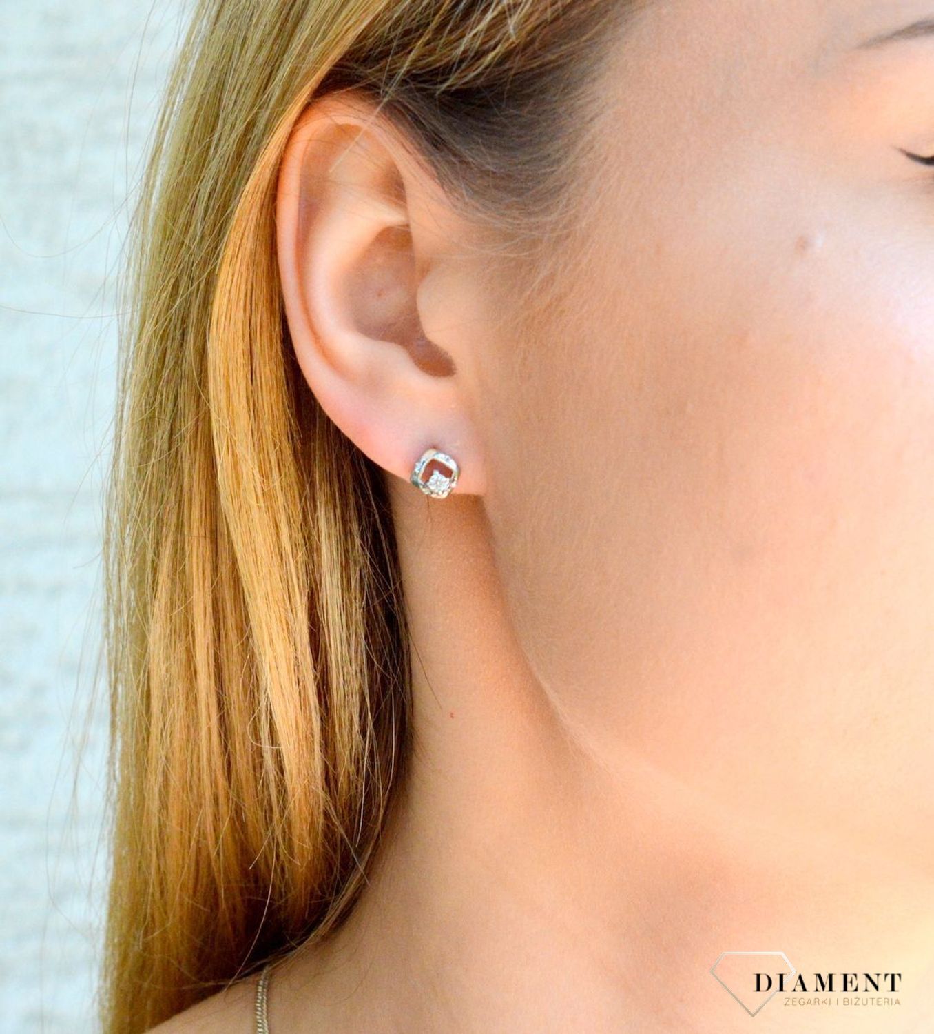 Srebrne kolczyki kwadraciki z cyrkonią DIA-KLC-9434-925. Całość wykonana z najwyższej jakości srebra próby 925. Biżuteria to świetny pomysł na prezent. Srebrne kolczyki o bardzo prostym modelu.jpg