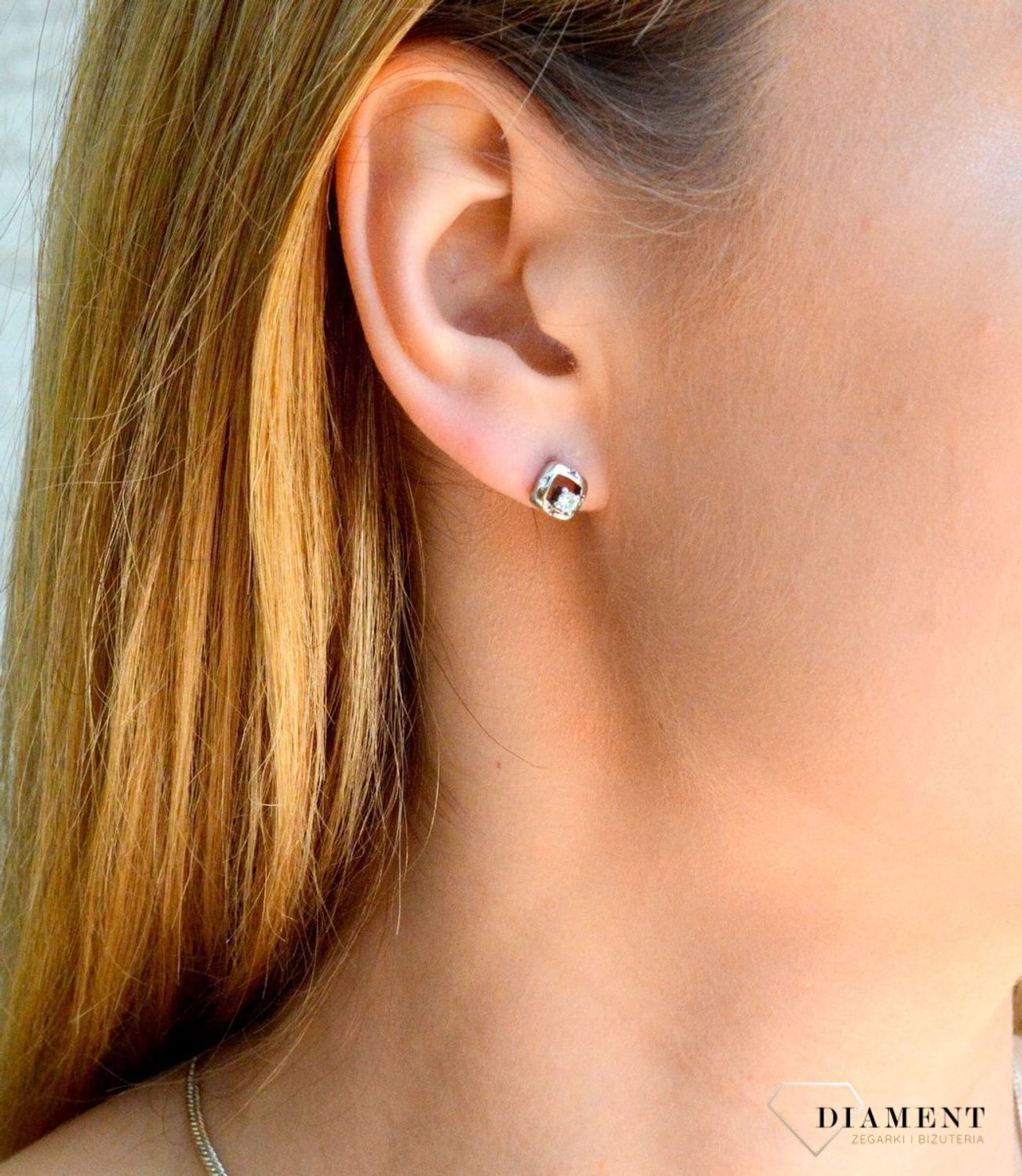 Srebrne kolczyki kwadraciki z cyrkonią DIA-KLC-9434-925. Całość wykonana z najwyższej jakości srebra próby 925. Biżuteria to świetny pomysł na prezent. Srebrne kolczyki o bardzo prostym modelu.jpg