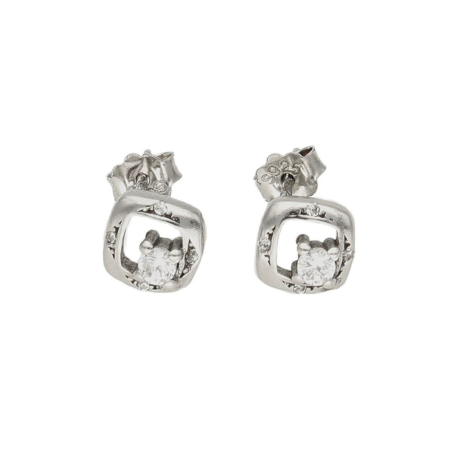 Srebrne kolczyki kwadraciki z cyrkonią DIA-KLC-9434-925. Całość wykonana z najwyższej jakości srebra próby 925. Biżuteria to świetny pomysł na prezent. Srebrne kolczyki o bardzo prostym modelu.jpg