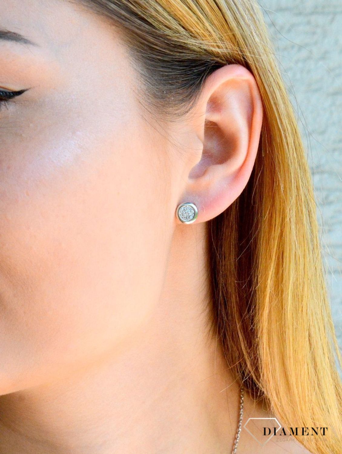 Drobne kolczyki wysadzane cyrkoniami to doskonała propozycja dla osób szukających modnych, minimalistycznych dodatków. Kolczyki z wygodnym zapięciem na sztyft..jpg