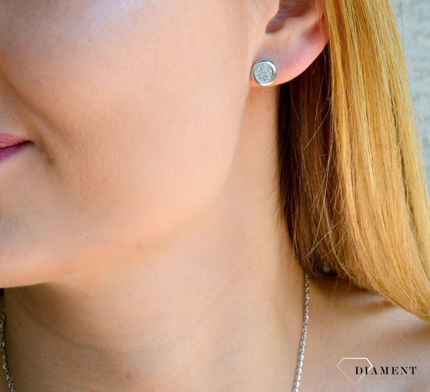 Drobne kolczyki wysadzane cyrkoniami to doskonała propozycja dla osób szukających modnych, minimalistycznych dodatków. Kolczyki z wygodnym zapięciem na sztyft..jpg