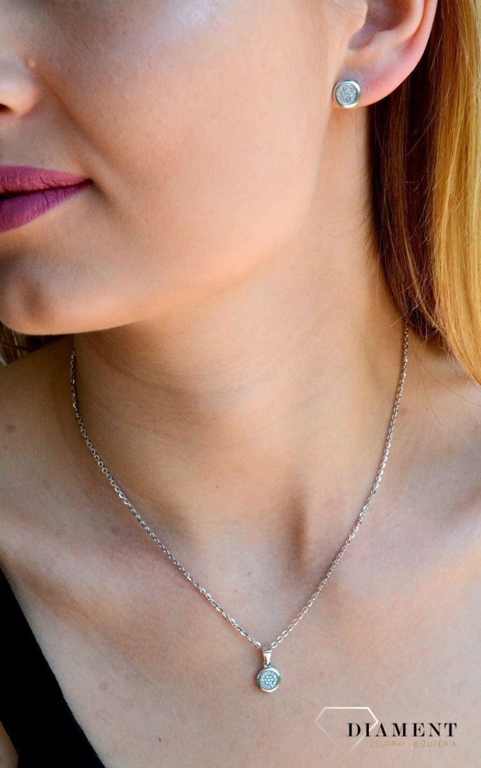 Drobne kolczyki wysadzane cyrkoniami to doskonała propozycja dla osób szukających modnych, minimalistycznych dodatków. Kolczyki z wygodnym zapięciem na sztyft..jpg