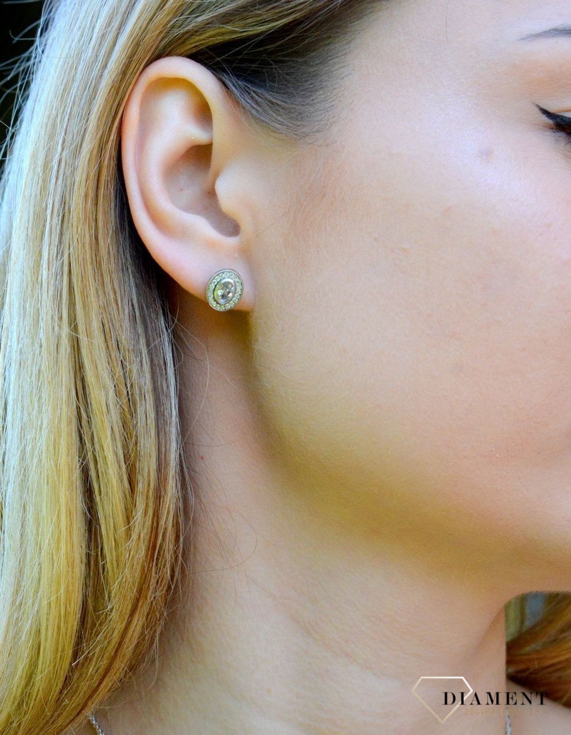 Srebrne kolczyki owalne z cyrkoniami wkrętki DIA-KLC-9436-925.  Kolczyki o owalnym kształcie z cyrkoniami. Piękne kolczyki z wygodnym zapięciem na sztyft to doskonała propozycja dla osób szukających gustownej klasyki. Na preze.jpg