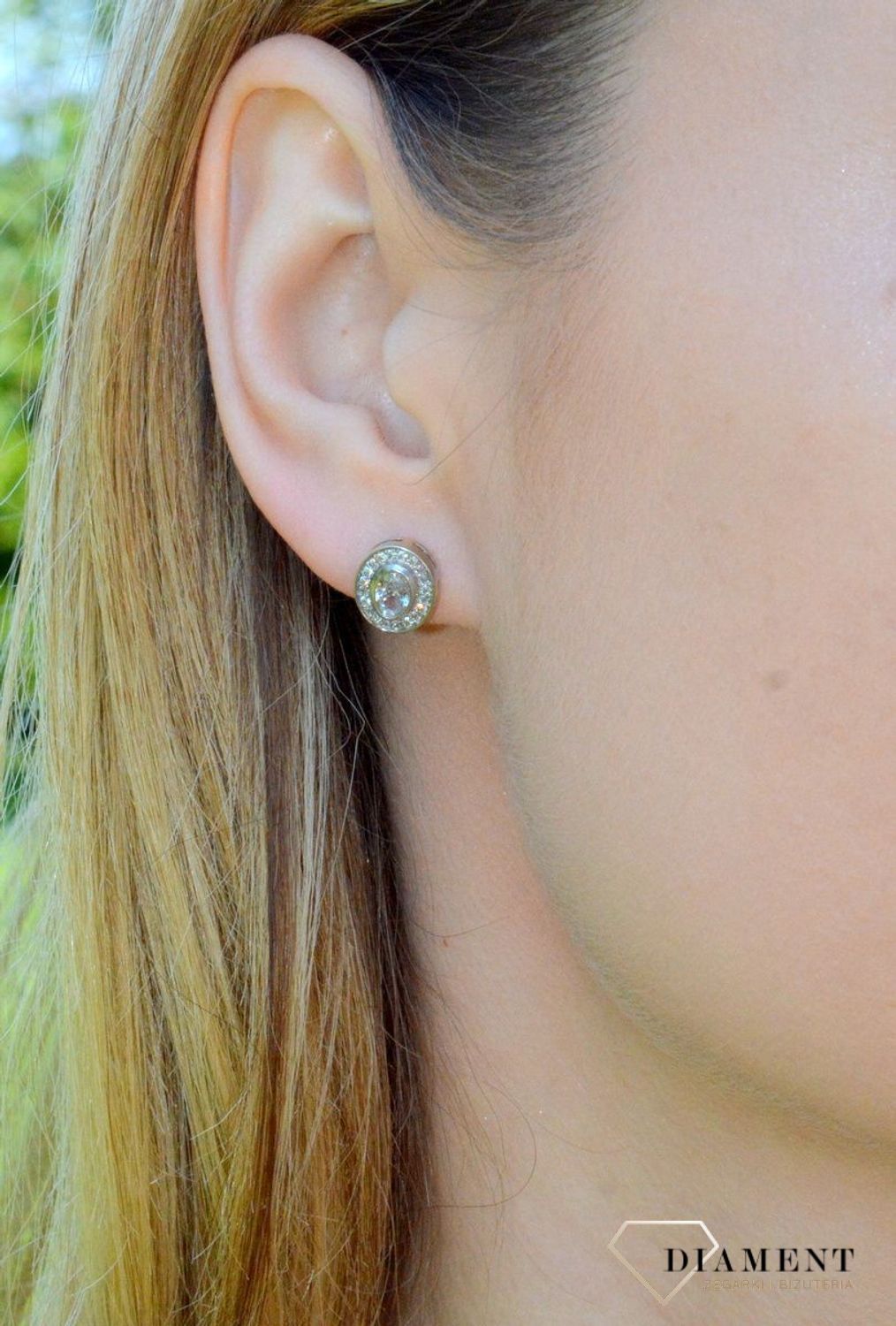 Srebrne kolczyki owalne z cyrkoniami wkrętki DIA-KLC-9436-925.  Kolczyki o owalnym kształcie z cyrkoniami. Piękne kolczyki z wygodnym zapięciem na sztyft to doskonała propozycja dla osób szukających gustownej klasyki. Na preze.jpg