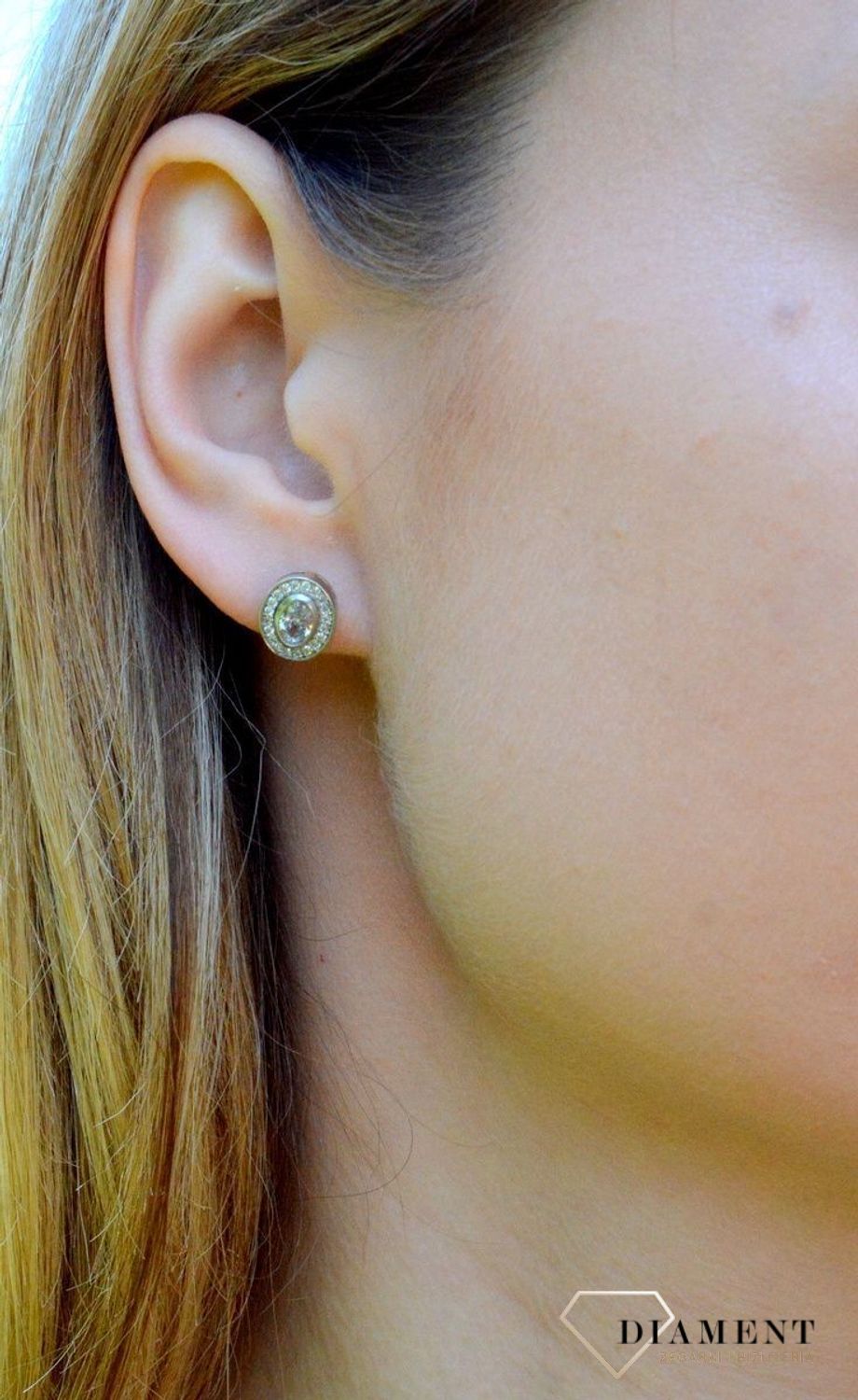 Srebrne kolczyki owalne z cyrkoniami wkrętki DIA-KLC-9436-925.  Kolczyki o owalnym kształcie z cyrkoniami. Piękne kolczyki z wygodnym zapięciem na sztyft to doskonała propozycja dla osób szukających gustownej klasyki. Na preze.jpg