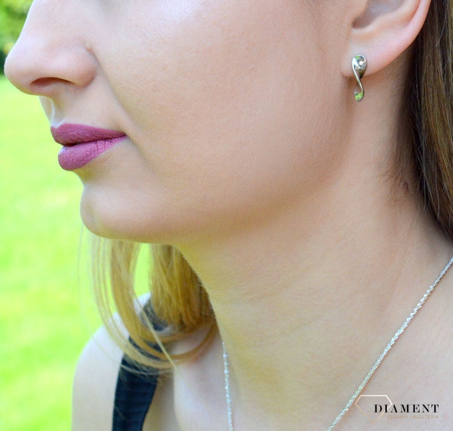 Srebrne kolczyki wiszące o podłużnym kształcie z cyrkoniami DIA-KLC-9438-925.  Kolczyki posiadają wygodne zapięcia na sztyft. To bardzo dobry pomysł na prezent. Kolczyki zostały wykonane z najwyższej jakości srebra próby 925.jpg