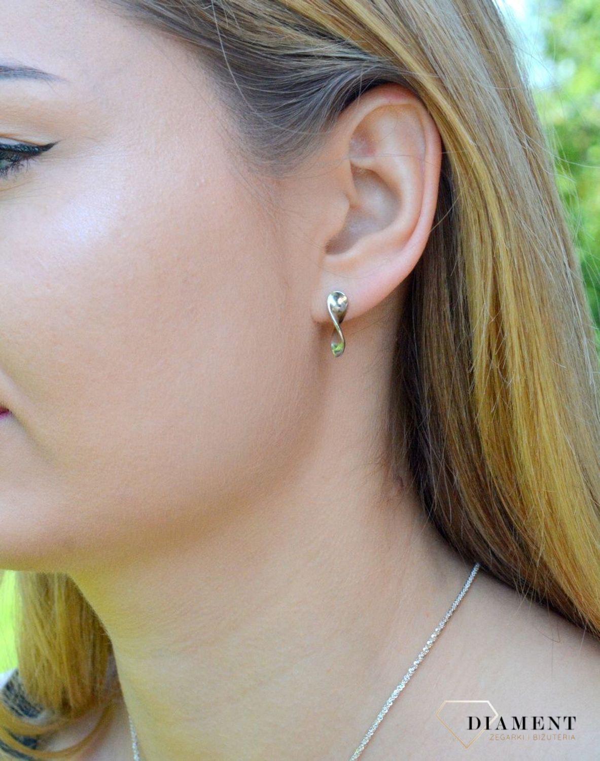 Srebrne kolczyki wiszące o podłużnym kształcie z cyrkoniami DIA-KLC-9438-925.  Kolczyki posiadają wygodne zapięcia na sztyft. To bardzo dobry pomysł na prezent. Kolczyki zostały wykonane z najwyższej jakości srebra próby 925.jpg