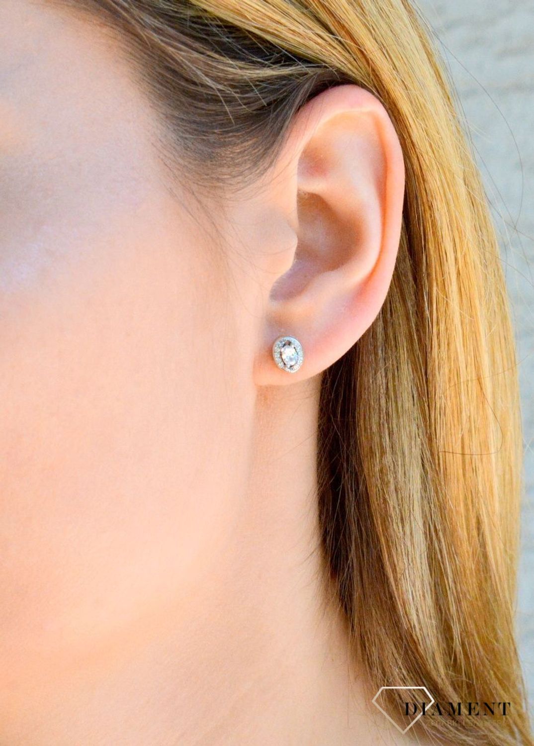 Srebrne kolczyki owalne z cyrkoniami wkrętki DIA-KLC-9441-925.  Całość wykonana z najwyższej jakości srebra próby 925. Biżuteria.jpg