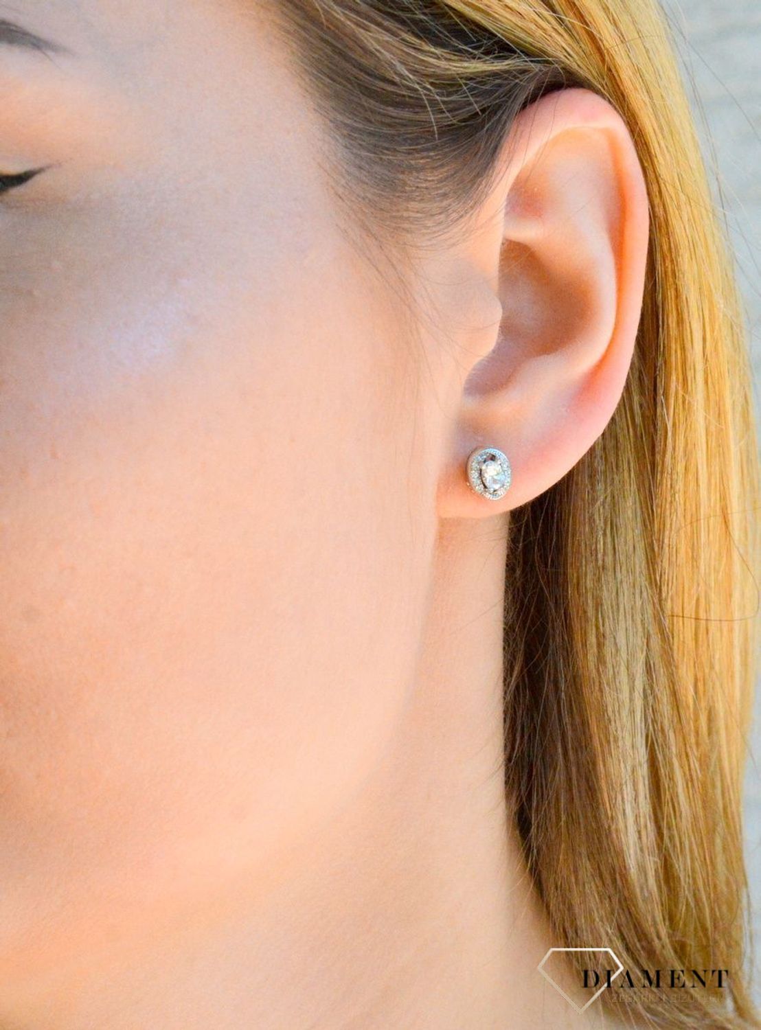 Srebrne kolczyki owalne z cyrkoniami wkrętki DIA-KLC-9441-925.  Całość wykonana z najwyższej jakości srebra próby 925. Biżuteria.jpg