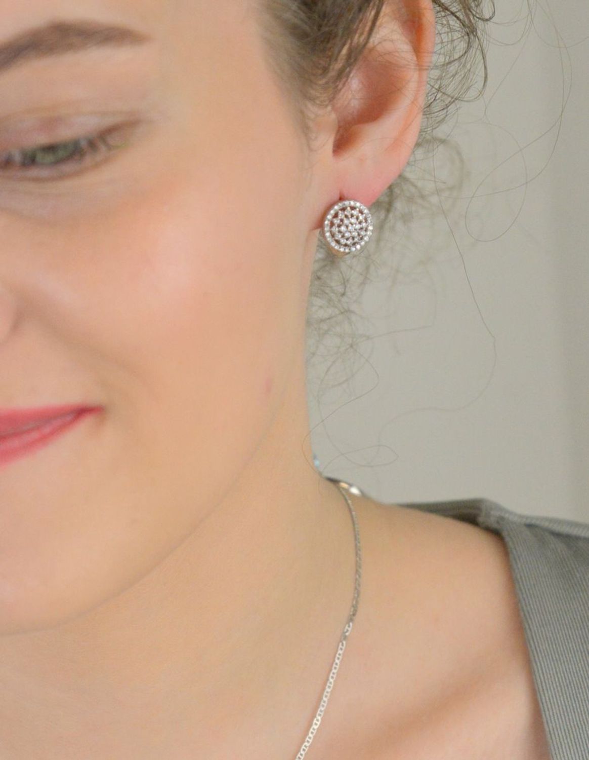 Kolczyki srebrne próba 925 okrągłe w białe cyrkonie DIA-KLC-9450-925 Eleganckie kolczyki srebrne o klasycznym, okrągłym kształcie, ozdobione lśniącymi białymi cyrkoniami, to propozyc1.jpg