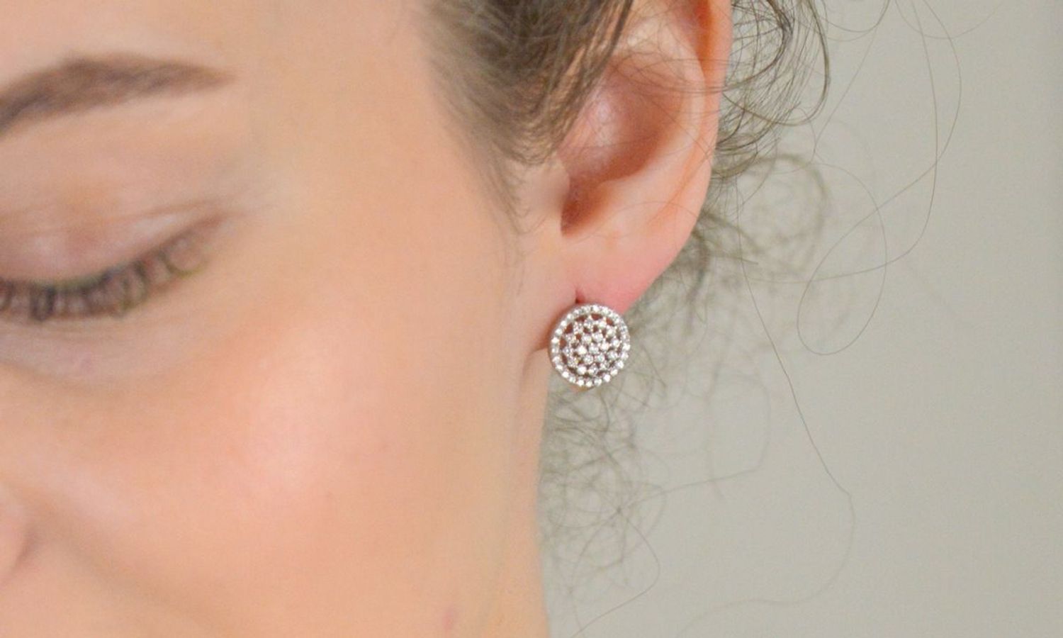 Kolczyki srebrne próba 925 okrągłe w białe cyrkonie DIA-KLC-9450-925 Eleganckie kolczyki srebrne o klasycznym, okrągłym kształcie, ozdobione lśniącymi białymi cyrkoniami, to propozyc1.jpg