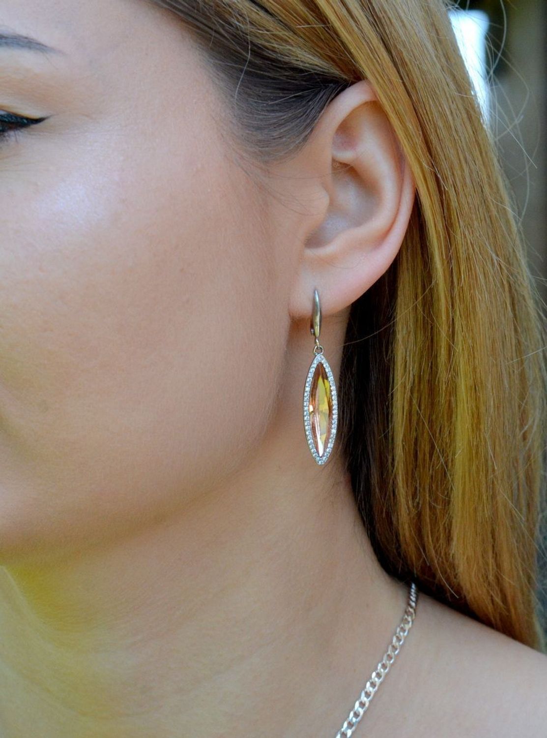 Srebrne kolczyki długie sopelki w łososiowym kolorze DIA-KLC-9464-925f.jpg