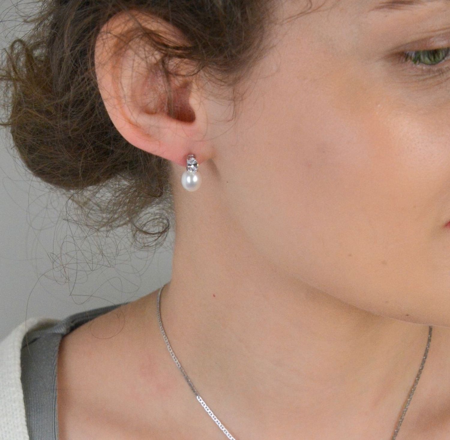 Kolczyki damski srebrne próba 925, cyrkonie z perełkami DIA-KLC-9470-925 Te wyjątkowe kolczyki to połączenie klasycznego blasku srebra próby 925, subtelnego połysku cyrkonii i 1.jpg