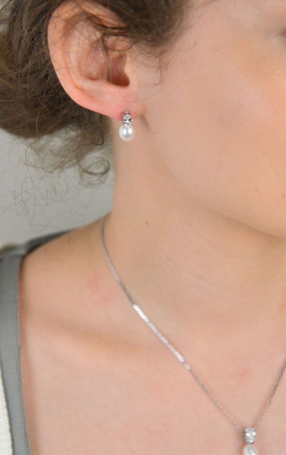 Kolczyki damski srebrne próba 925, cyrkonie z perełkami DIA-KLC-9470-925 Te wyjątkowe kolczyki to połączenie klasycznego blasku srebra próby 925, subtelnego połysku cyrkonii i 1.jpg