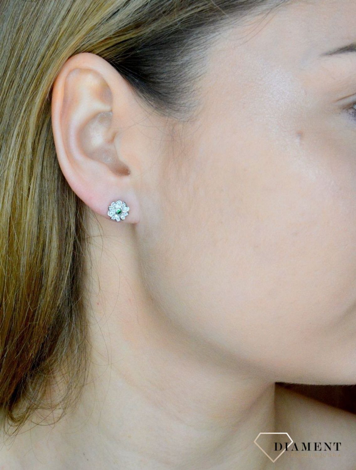 Srebrne kolczyki damskie wkrętki kwiatki z zieloną cyrkonią DIA-KLC-9573-925.  Srebrne kolczyki damskie. Srebrne kolczyki wkrętki. Srebrne kolczyki damskie, dla dziecka. Kolczyki srebrne na prezent. małe kwiatki wkrętki.jpg