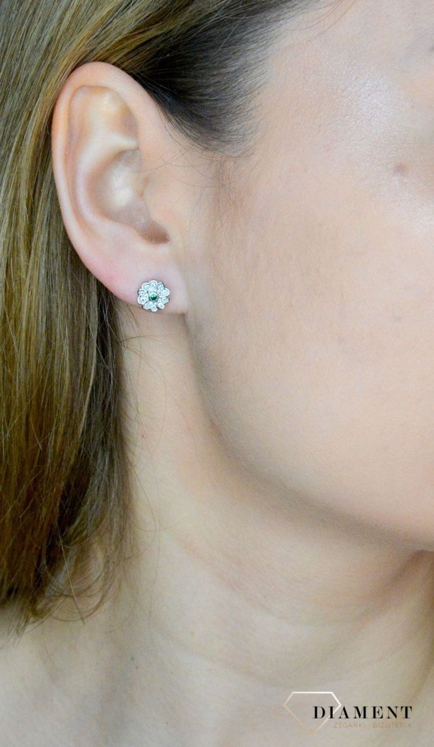 Srebrne kolczyki damskie wkrętki kwiatki z zieloną cyrkonią DIA-KLC-9573-925.  Srebrne kolczyki damskie. Srebrne kolczyki wkrętki. Srebrne kolczyki damskie, dla dziecka. Kolczyki srebrne na prezent. małe kwiatki wkrętki.jpg
