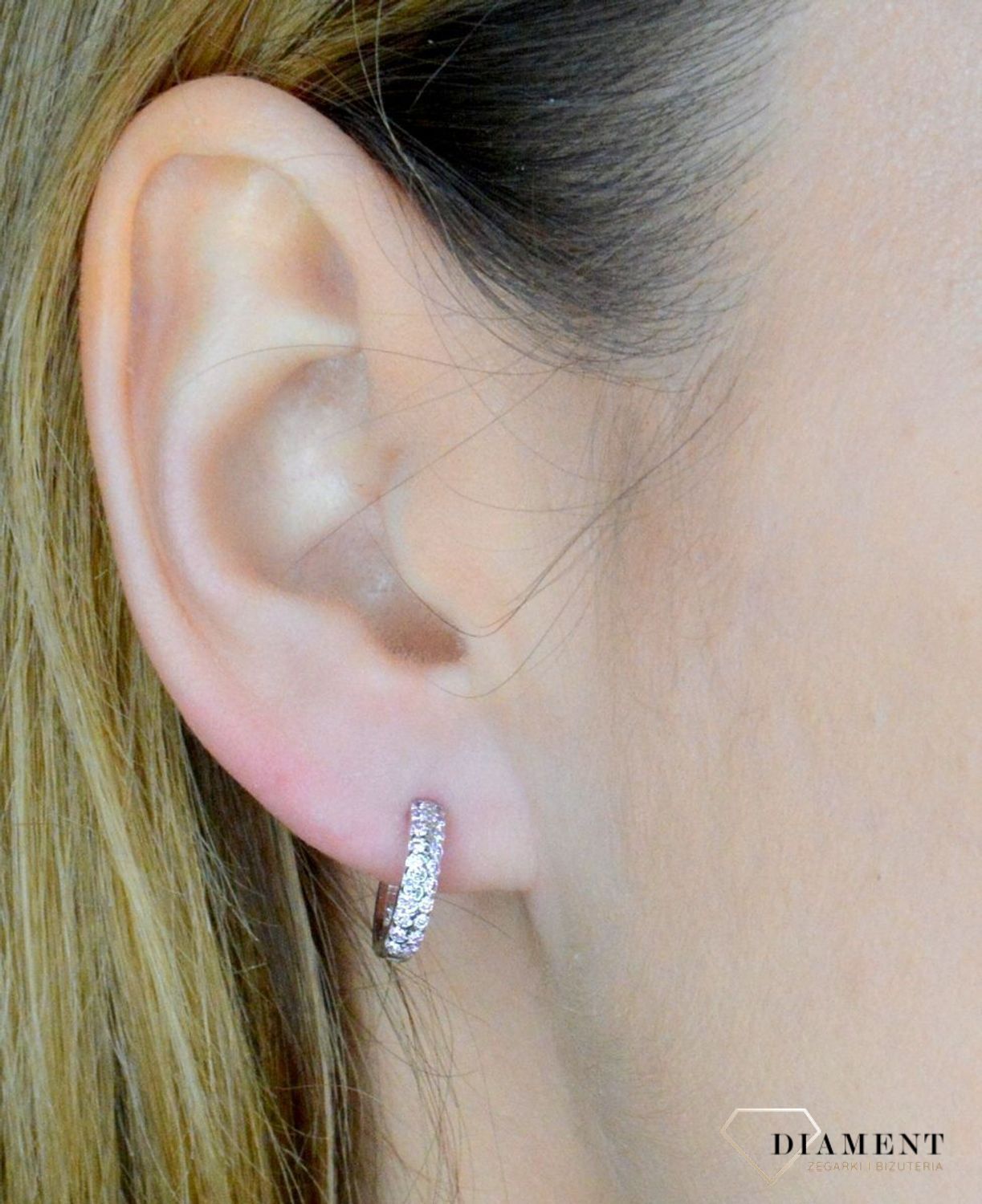 Srebrne kolczyki małe kółeczka ozdobione różową cyrkonią DIA-KLC-9574-925. Kolczyki kółka dla dziewczynki. Kolorowe koła kolczyki. Biżuteria dla dzieci. Pomysł na prezent dla dziewczynki, dla kobiety. Biżuteria srebrna dziecię.jpg