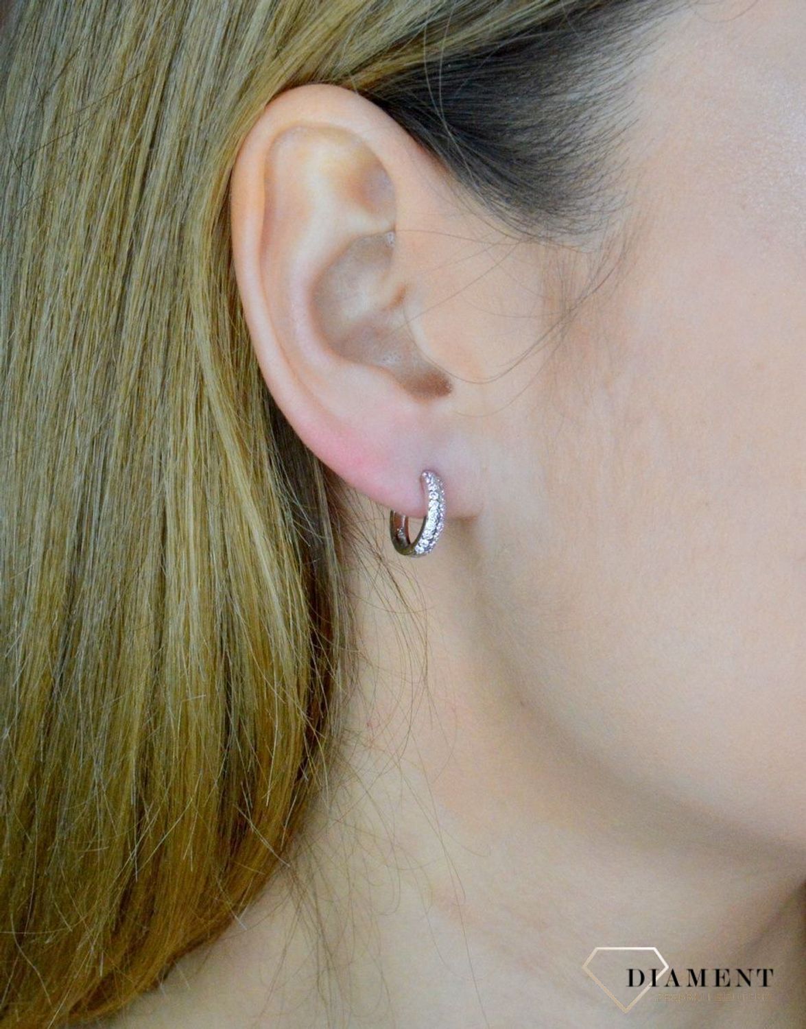 Srebrne kolczyki małe kółeczka ozdobione różową cyrkonią DIA-KLC-9574-925. Kolczyki kółka dla dziewczynki. Kolorowe koła kolczyki. Biżuteria dla dzieci. Pomysł na prezent dla dziewczynki, dla kobiety. Biżuteria srebrna dziecię.jpg