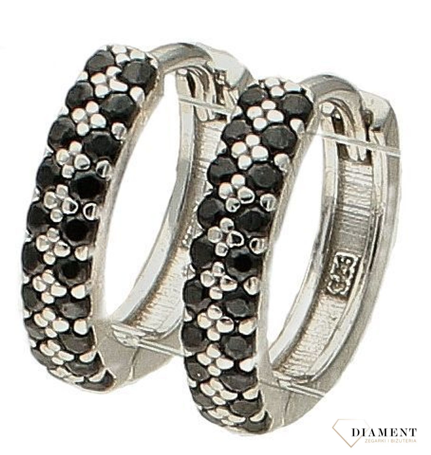 Srebrne kolczyki małe kółeczka ozdobione czarną cyrkonią DIA-KLC-9574CZ-925. Kolczyki kółka dla dziewczynki. Kolorowe koła kolczyki. Biżuteria dla dzieci. Pomysł na prezent dla dziewczynki, dla kobiety. Biżuteria srebrna dziec.jpg