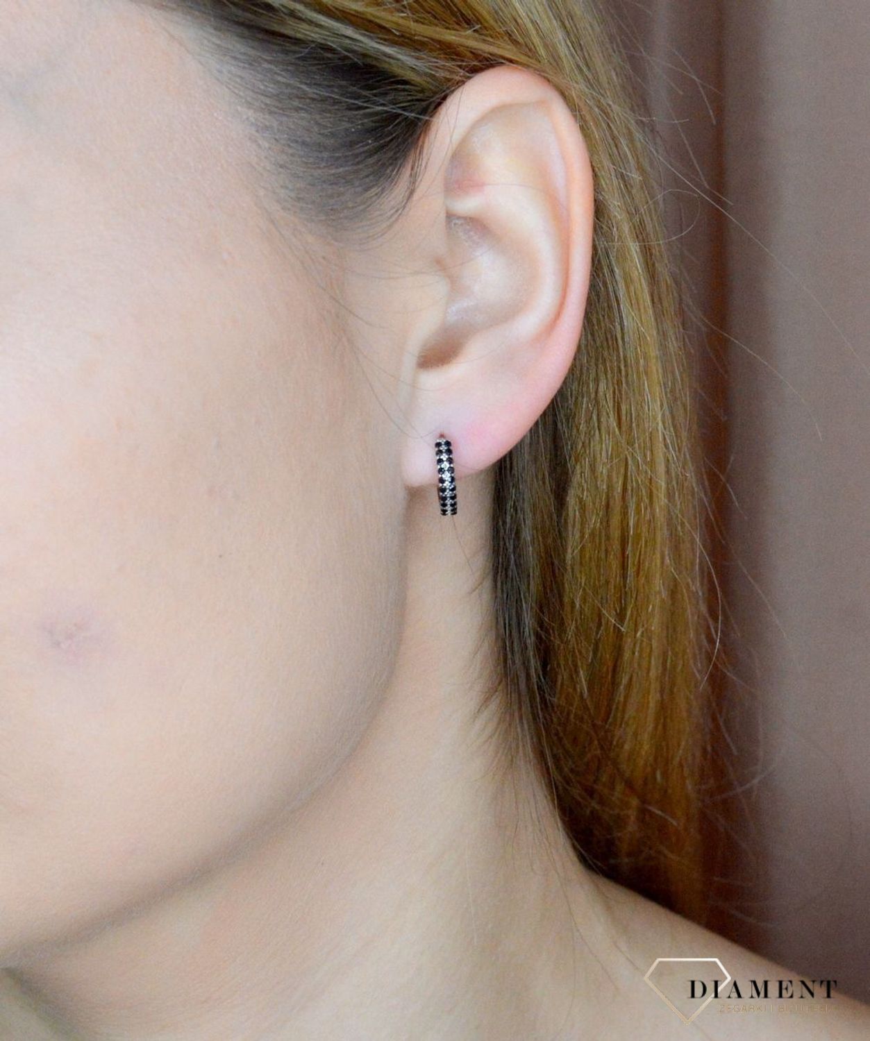 Srebrne kolczyki małe kółeczka ozdobione czarną cyrkonią DIA-KLC-9574CZ-925. Kolczyki kółka dla dziewczynki. Kolorowe koła kolczyki. Biżuteria dla dzieci. Pomysł na prezent dla dziewczynki, dla kobiety. Biżuteria srebrna dziec.jpg