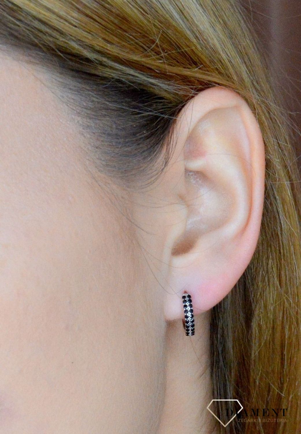 Srebrne kolczyki małe kółeczka ozdobione czarną cyrkonią DIA-KLC-9574CZ-925. Kolczyki kółka dla dziewczynki. Kolorowe koła kolczyki. Biżuteria dla dzieci. Pomysł na prezent dla dziewczynki, dla kobiety. Biżuteria srebrna dziec.jpg