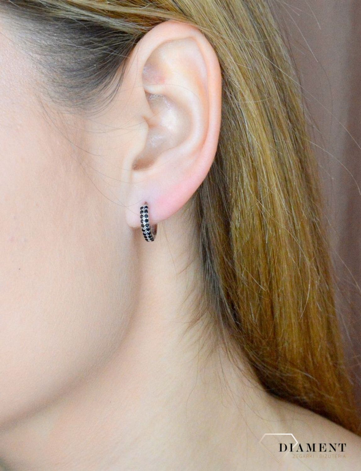 Srebrne kolczyki małe kółeczka ozdobione czarną cyrkonią DIA-KLC-9574CZ-925. Kolczyki kółka dla dziewczynki. Kolorowe koła kolczyki. Biżuteria dla dzieci. Pomysł na prezent dla dziewczynki, dla kobiety. Biżuteria srebrna dziec.jpg