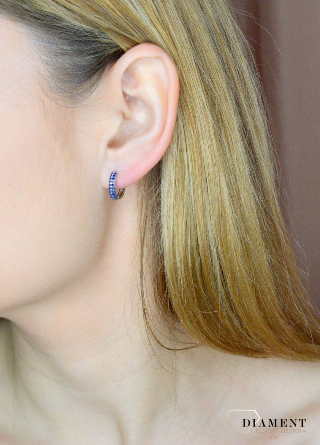 Srebrne kolczyki małe kółeczka ozdobione granatową cyrkonią DIA-KLC-9574GR-925. Kolczyki kółka dla dziewczynki. Kolorowe koła kolczyki. Biżuteria dla dzieci. Pomysł na prezent dla dziewczynki, dla kobiety. Biżuteria srebrna dz.jpg