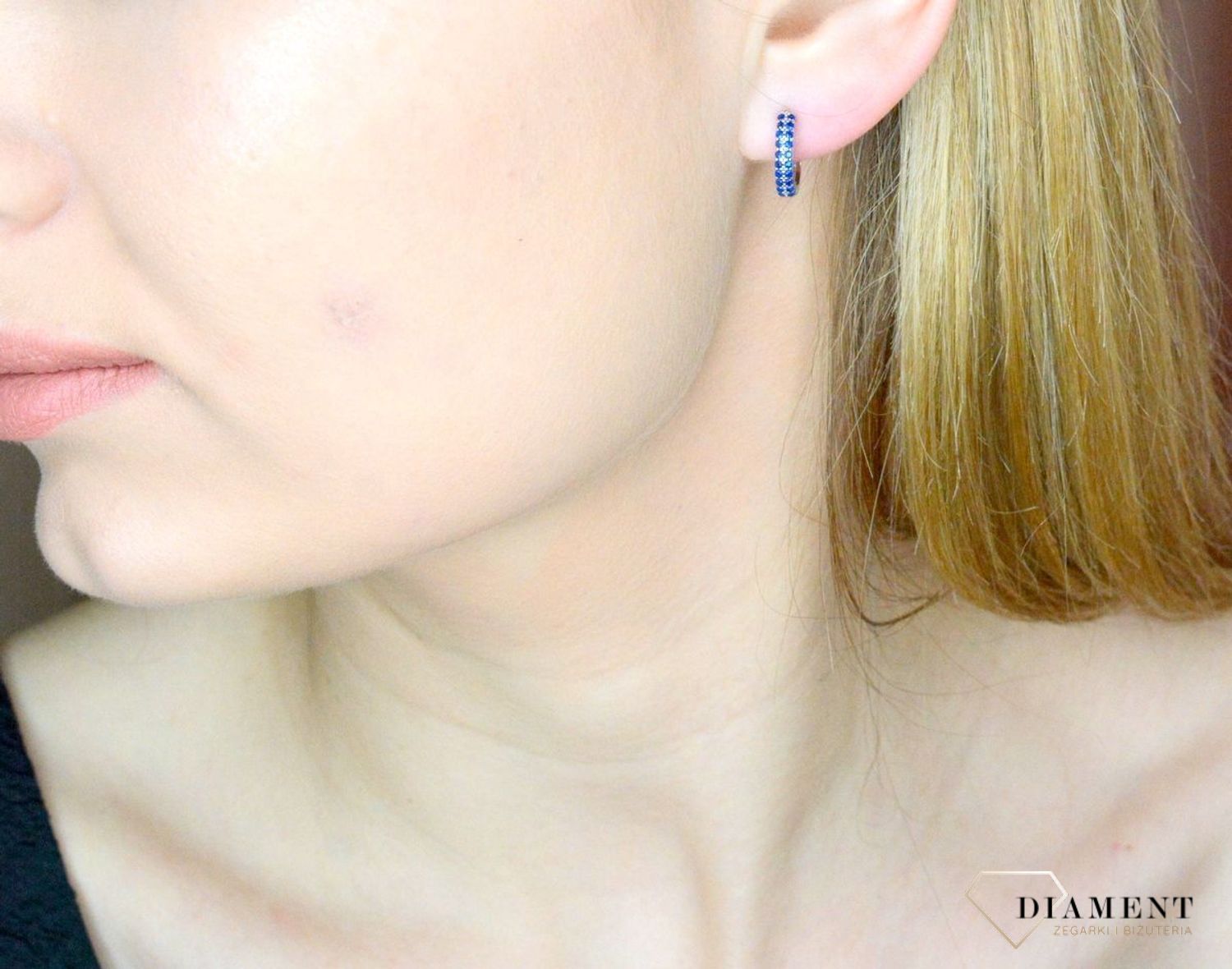 Srebrne kolczyki małe kółeczka ozdobione granatową cyrkonią DIA-KLC-9574GR-925. Kolczyki kółka dla dziewczynki. Kolorowe koła kolczyki. Biżuteria dla dzieci. Pomysł na prezent dla dziewczynki, dla kobiety. Biżuteria srebrna dz.jpg