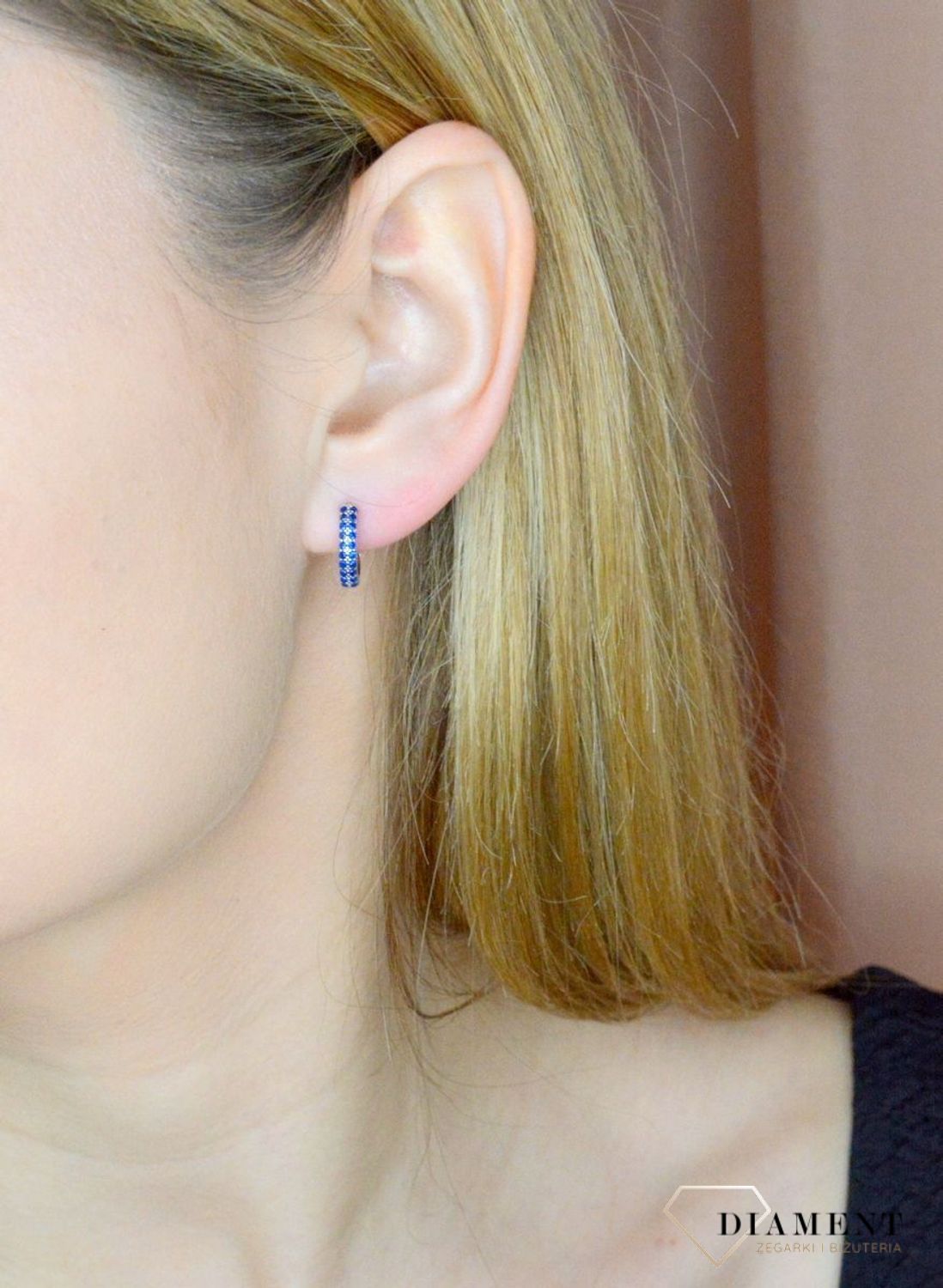 Srebrne kolczyki małe kółeczka ozdobione granatową cyrkonią DIA-KLC-9574GR-925. Kolczyki kółka dla dziewczynki. Kolorowe koła kolczyki. Biżuteria dla dzieci. Pomysł na prezent dla dziewczynki, dla kobiety. Biżuteria srebrna dz.jpg