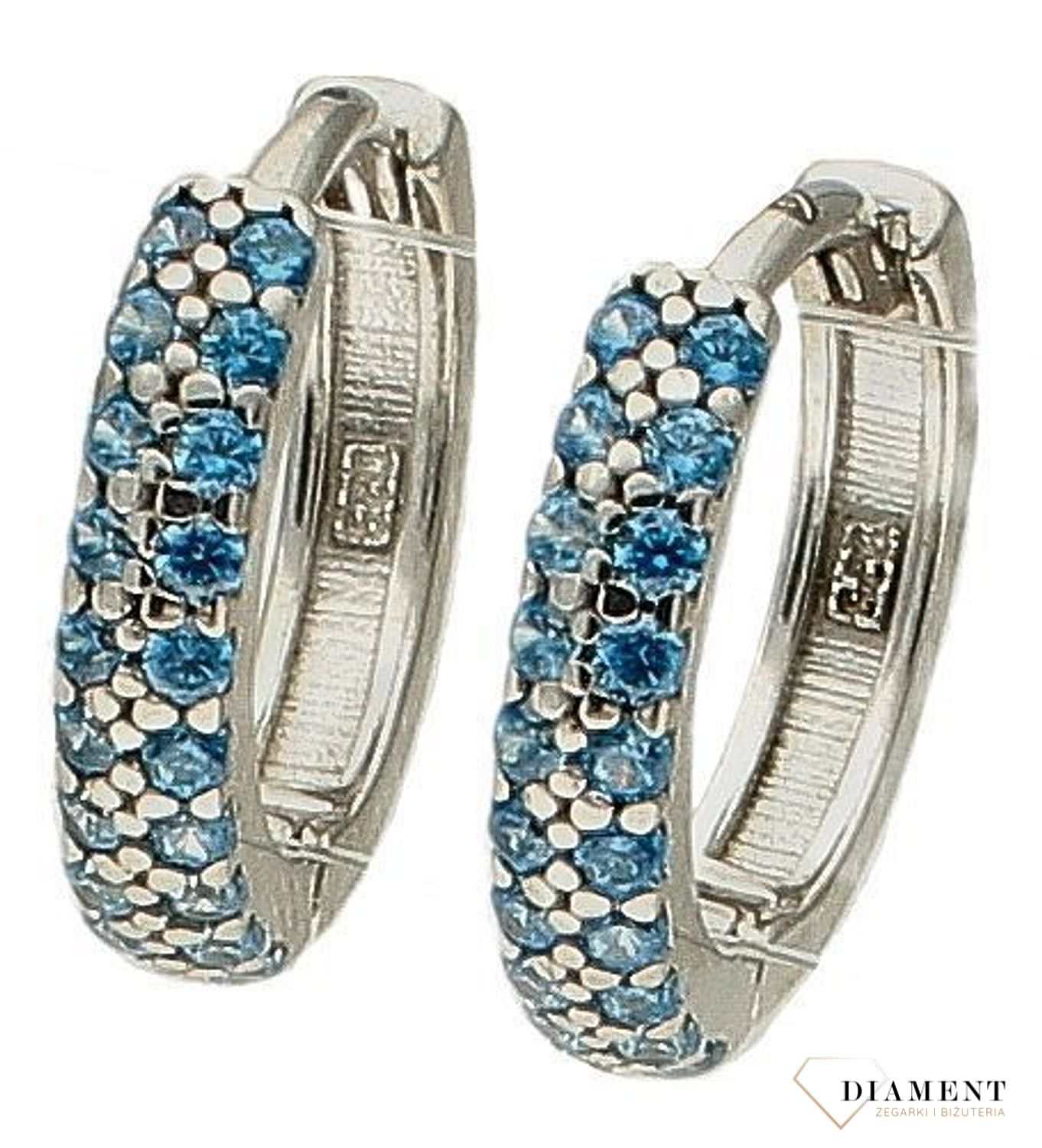 Srebrne kolczyki małe kółeczka ozdobione błękitną cyrkonią DIA-KLC-9574N-925. Kolczyki kółka dla dziewczynki. Kolorowe koła kolczyki. Biżuteria dla dzieci. Pomysł na prezent dla dziewczynki, dla kobiety. Biżuteria srebrna dzie.jpg