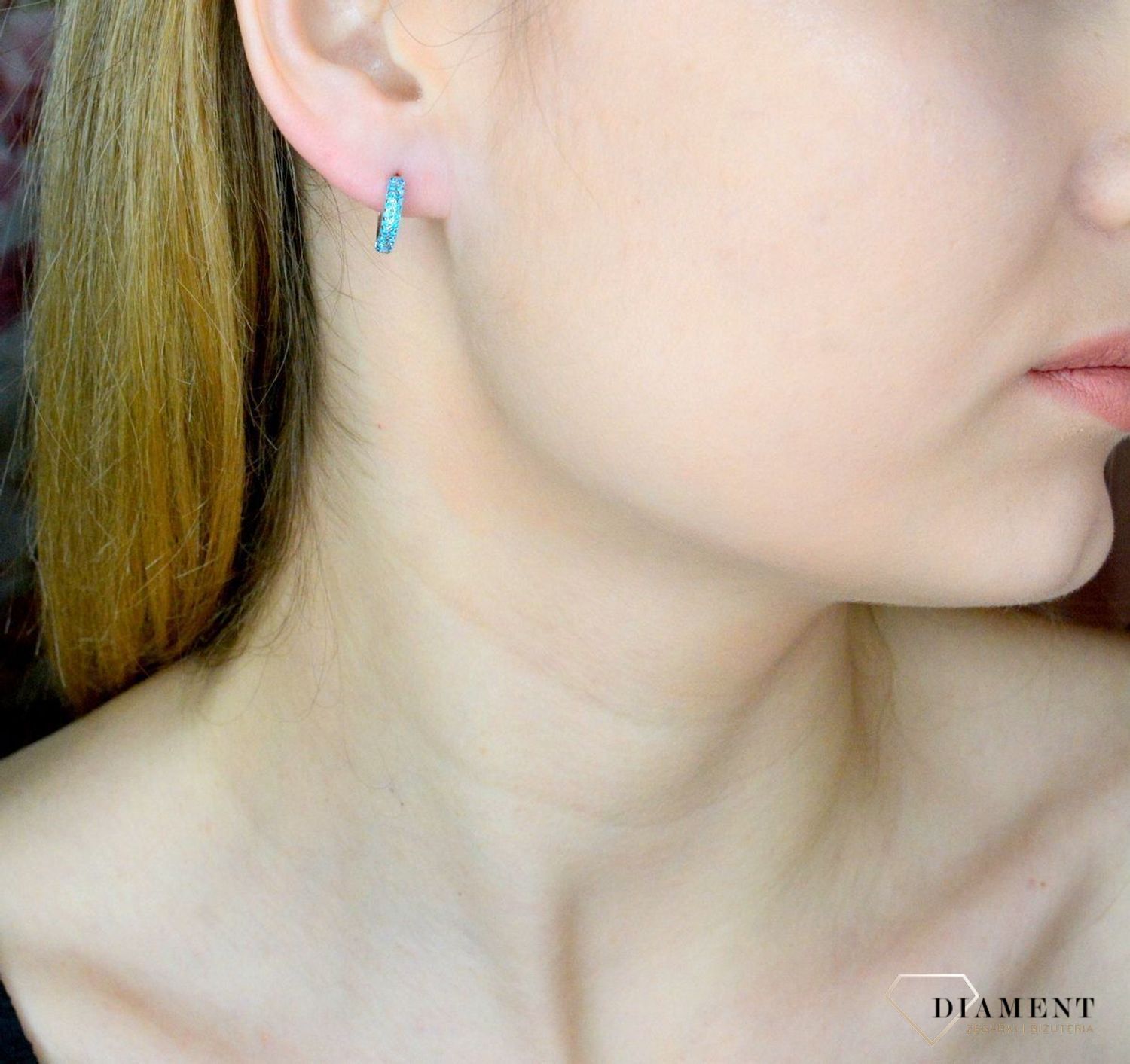 Srebrne kolczyki małe kółeczka ozdobione błękitną cyrkonią DIA-KLC-9574N-925. Kolczyki kółka dla dziewczynki. Kolorowe koła kolczyki. Biżuteria dla dzieci. Pomysł na prezent dla dziewczynki, dla kobiety. Biżuteria srebrna dzie.jpg