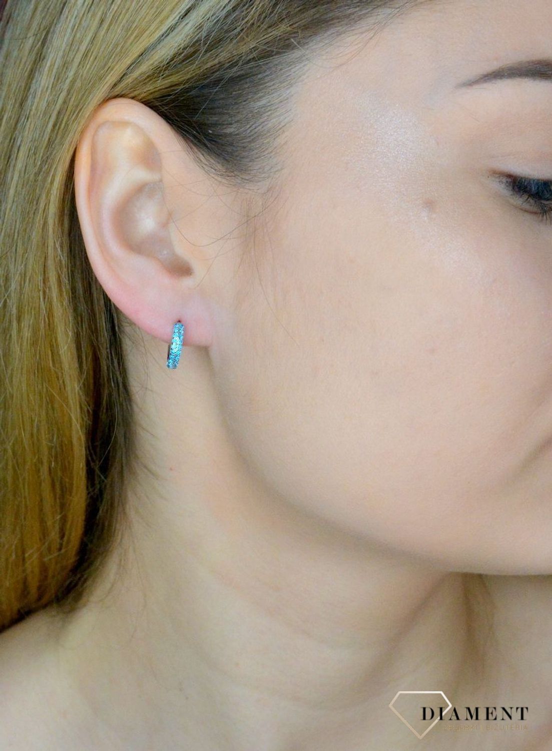 Srebrne kolczyki małe kółeczka ozdobione błękitną cyrkonią DIA-KLC-9574N-925. Kolczyki kółka dla dziewczynki. Kolorowe koła kolczyki. Biżuteria dla dzieci. Pomysł na prezent dla dziewczynki, dla kobiety. Biżuteria srebrna dzie.jpg