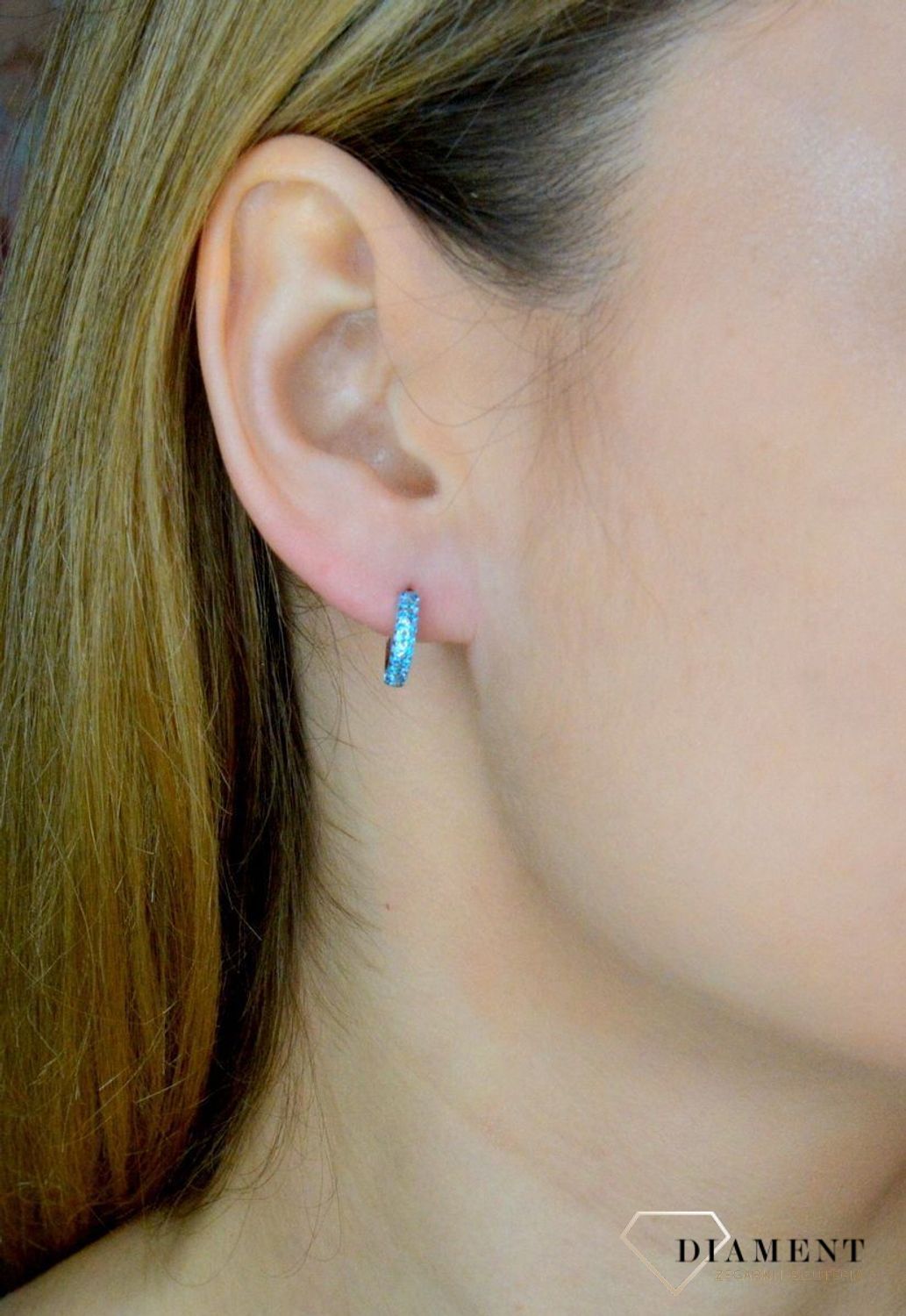 Srebrne kolczyki małe kółeczka ozdobione błękitną cyrkonią DIA-KLC-9574N-925. Kolczyki kółka dla dziewczynki. Kolorowe koła kolczyki. Biżuteria dla dzieci. Pomysł na prezent dla dziewczynki, dla kobiety. Biżuteria srebrna dzie.jpg