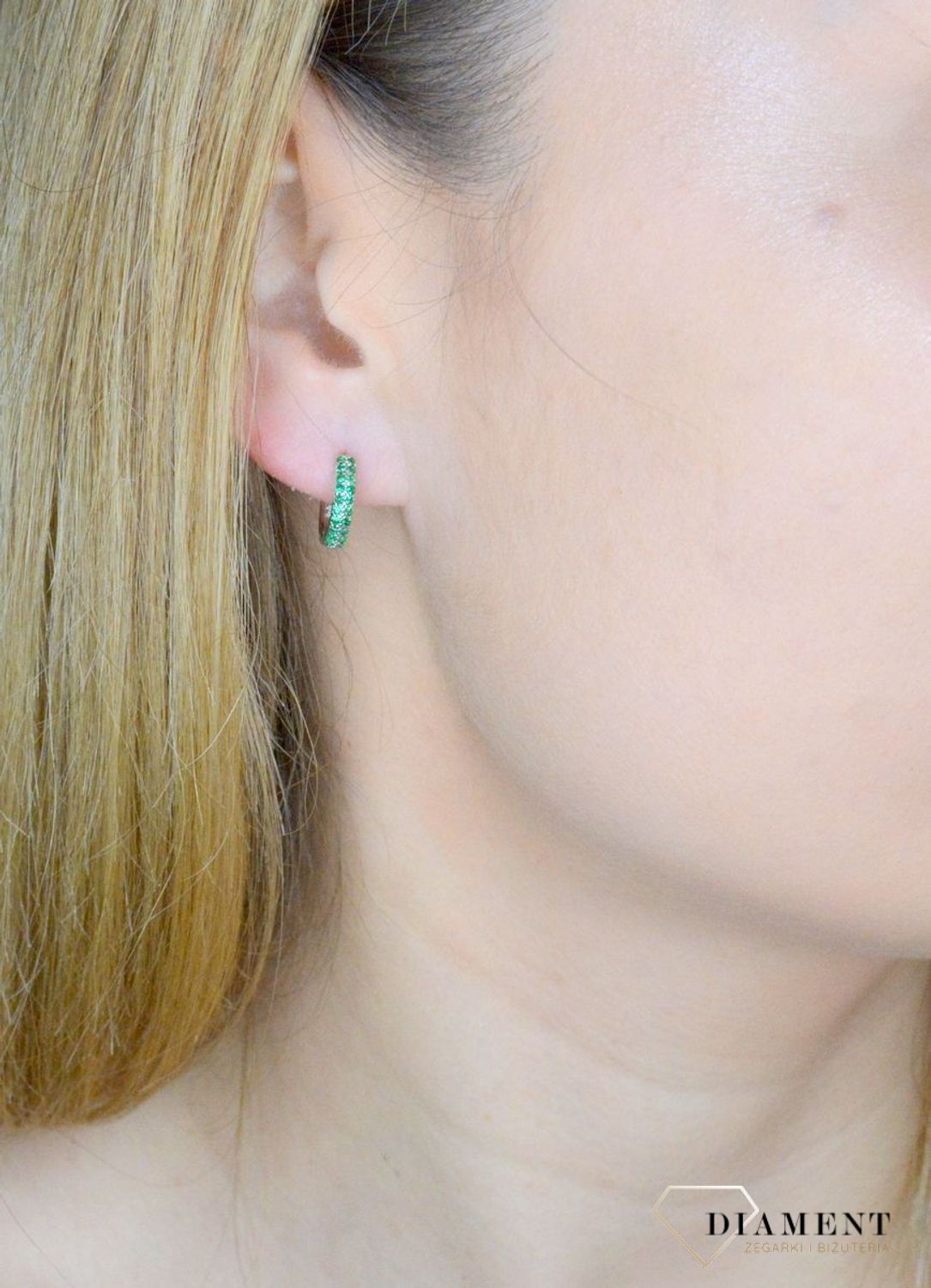 Srebrne kolczyki małe kółeczka ozdobione zieloną cyrkonią DIA-KLC-9574Z-925. Kolczyki kółka dla dziewczynki. Kolorowe koła kolczyki. Biżuteria dla dzieci. Pomysł na prezent dla dziewczynki, dla kobiety. Biżuteria srebrna dziec.jpg