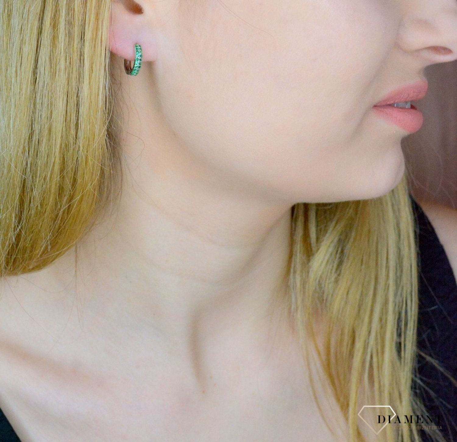 Srebrne kolczyki małe kółeczka ozdobione zieloną cyrkonią DIA-KLC-9574Z-925. Kolczyki kółka dla dziewczynki. Kolorowe koła kolczyki. Biżuteria dla dzieci. Pomysł na prezent dla dziewczynki, dla kobiety. Biżuteria srebrna dziec.jpg