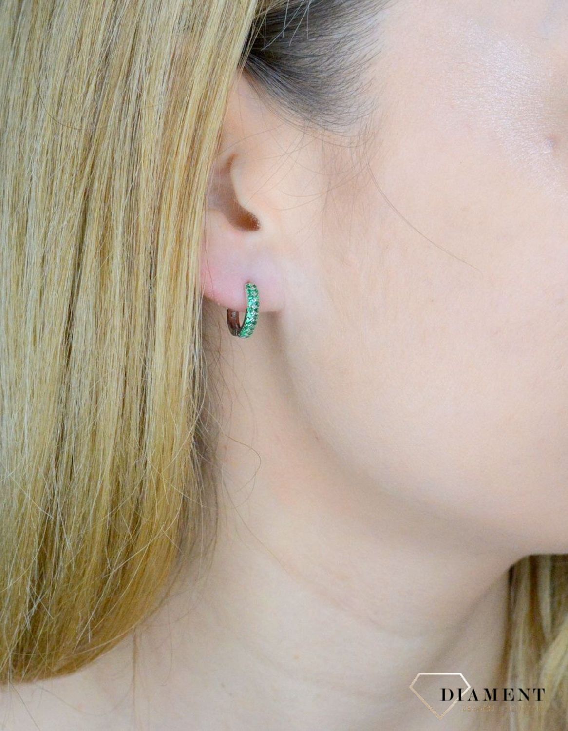 Srebrne kolczyki małe kółeczka ozdobione zieloną cyrkonią DIA-KLC-9574Z-925. Kolczyki kółka dla dziewczynki. Kolorowe koła kolczyki. Biżuteria dla dzieci. Pomysł na prezent dla dziewczynki, dla kobiety. Biżuteria srebrna dziec.jpg