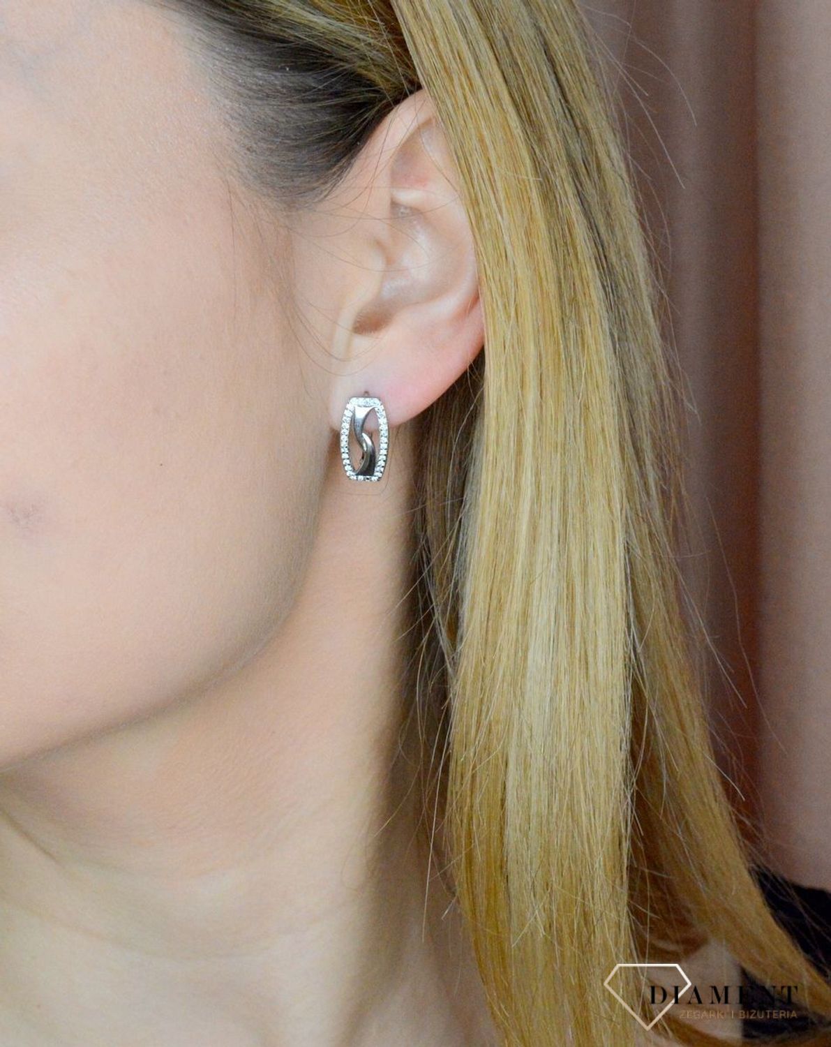 Srebrne kolczyki damskie prostokątne otoczone cyrkonią angielskie DIA-KLC-9575-925. Srebrne kolczyki. Biżuteria damska. Kolczyki.jpg