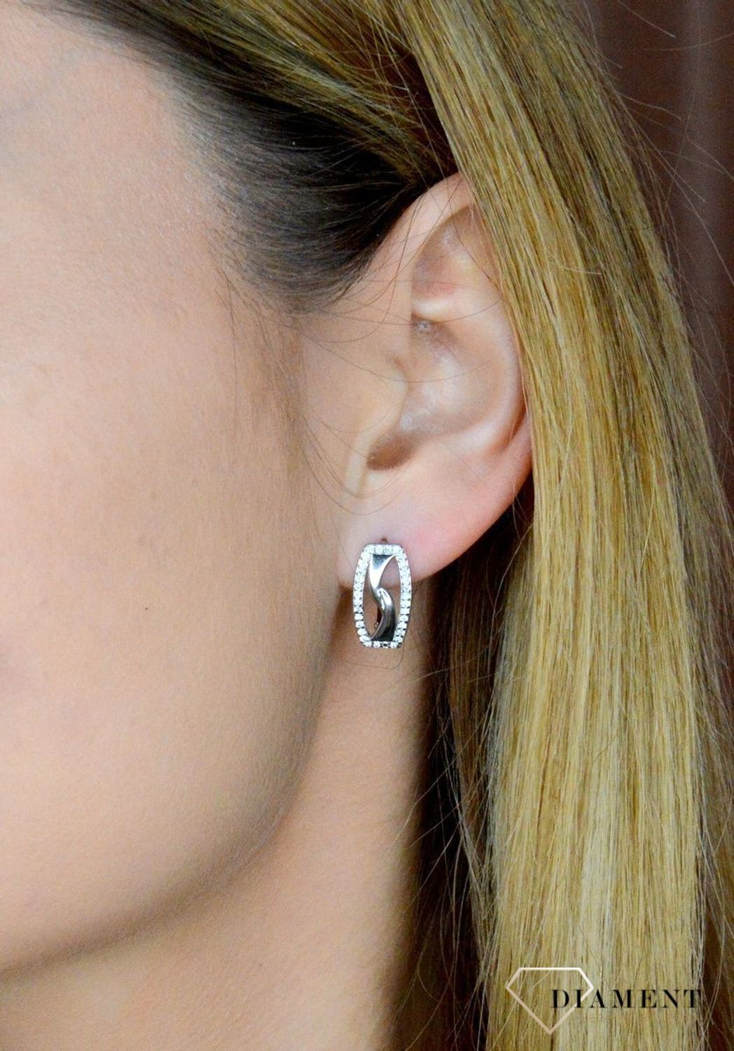 Srebrne kolczyki damskie prostokątne otoczone cyrkonią angielskie DIA-KLC-9575-925. Srebrne kolczyki. Biżuteria damska. Kolczyki.jpg