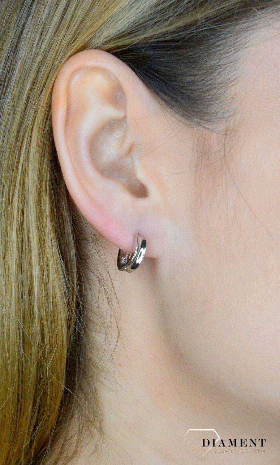 Srebrne kolczyki damskie małe szerokie kółeczka 925 DIA-KLC-9577-925. Srebrne kolczyki koła. Delikatne kolczyki srebrne. Pomysł na prezent dla każdej kobiety. Biżuteria srebrna. Małe kółeczka srebrne..jpg