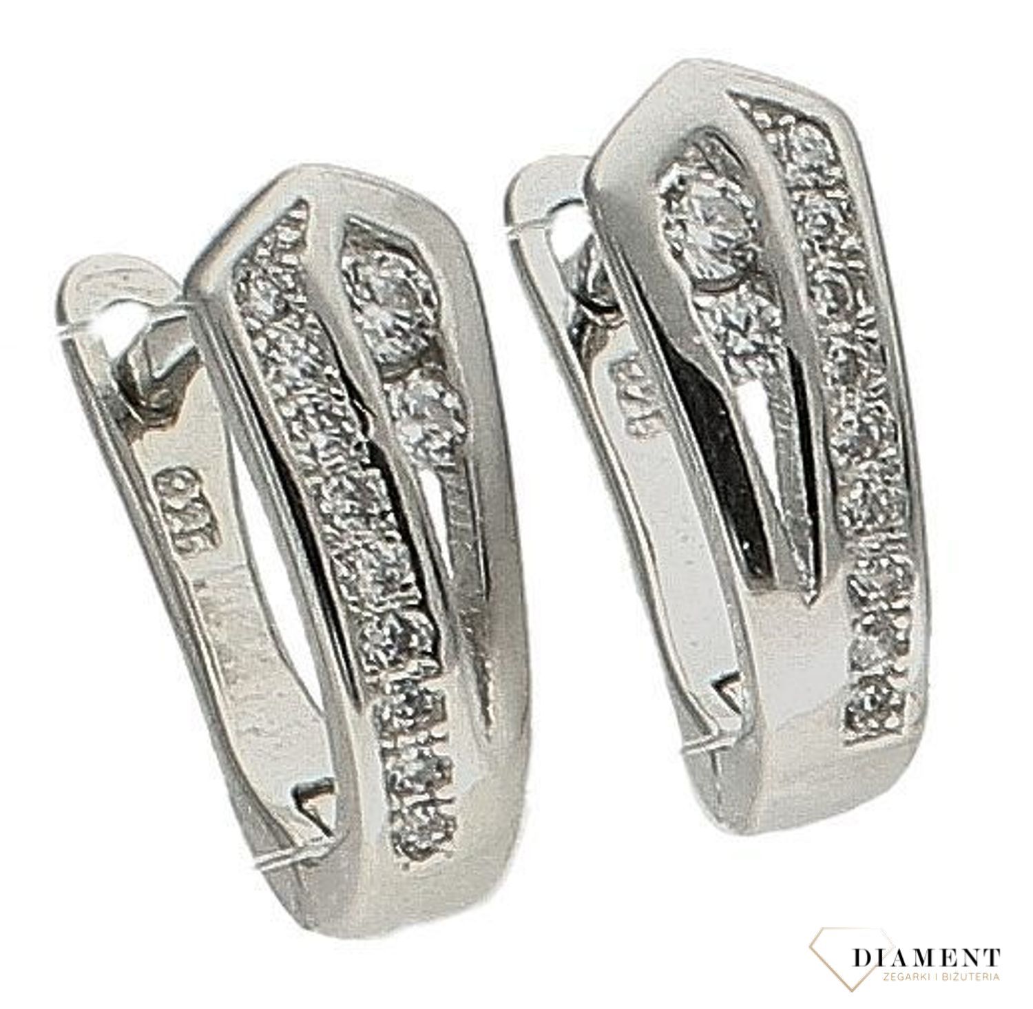 Srebrne kolczyki damskie z białymi cyrkoniami angielskie zapięcie DIA-KLC-9580-925. Biżuteria srebrna. Biżuteria damska. Kolczyki srebrne. Kolczyki z cyrkoniami. Angielskie zapięcie. Pomysł na prezent..jpg