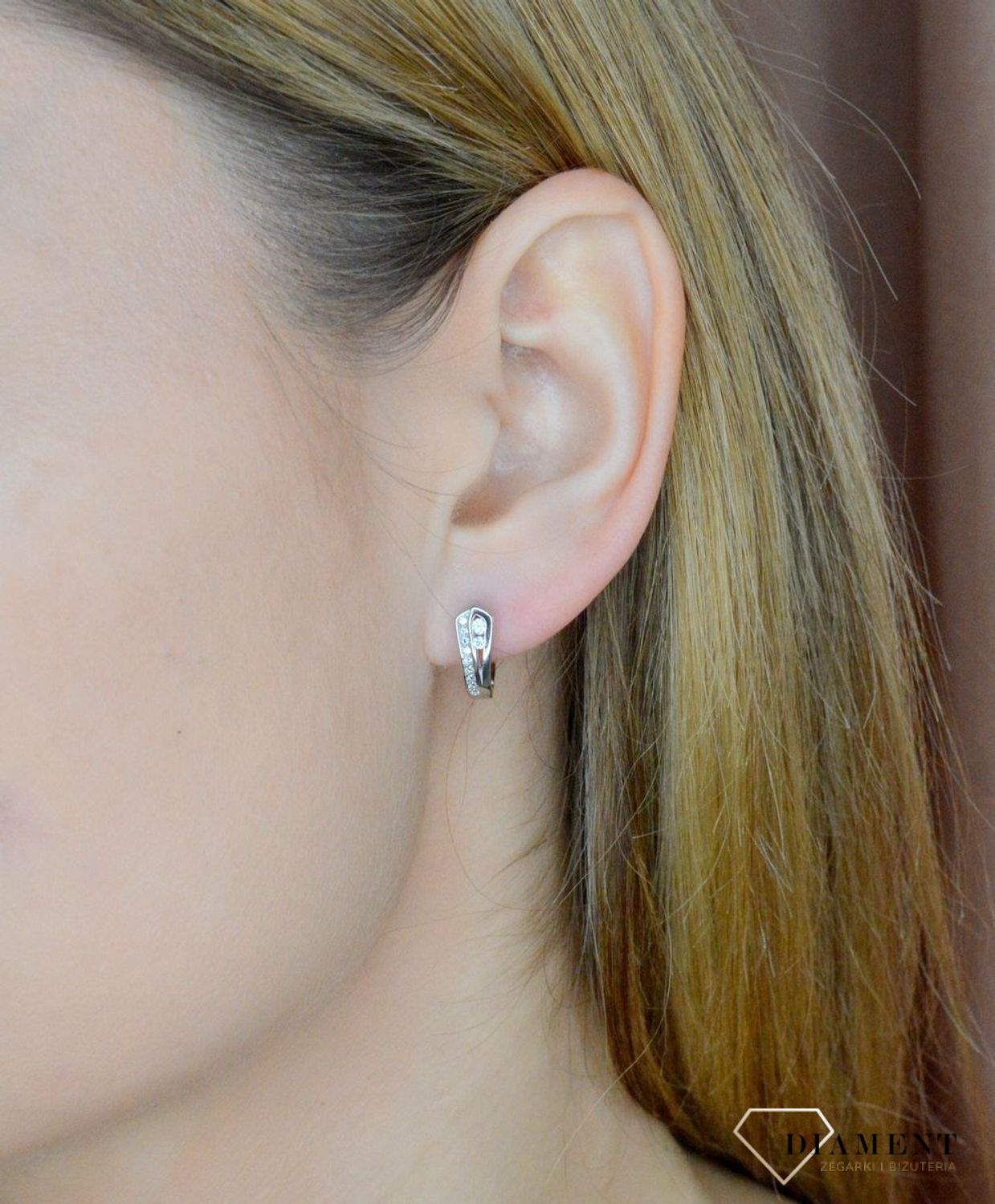 Srebrne kolczyki damskie z białymi cyrkoniami angielskie zapięcie DIA-KLC-9580-925. Biżuteria srebrna. Biżuteria damska. Kolczyki srebrne. Kolczyki z cyrkoniami. Angielskie zapięcie. Pomysł na prezent..jpg