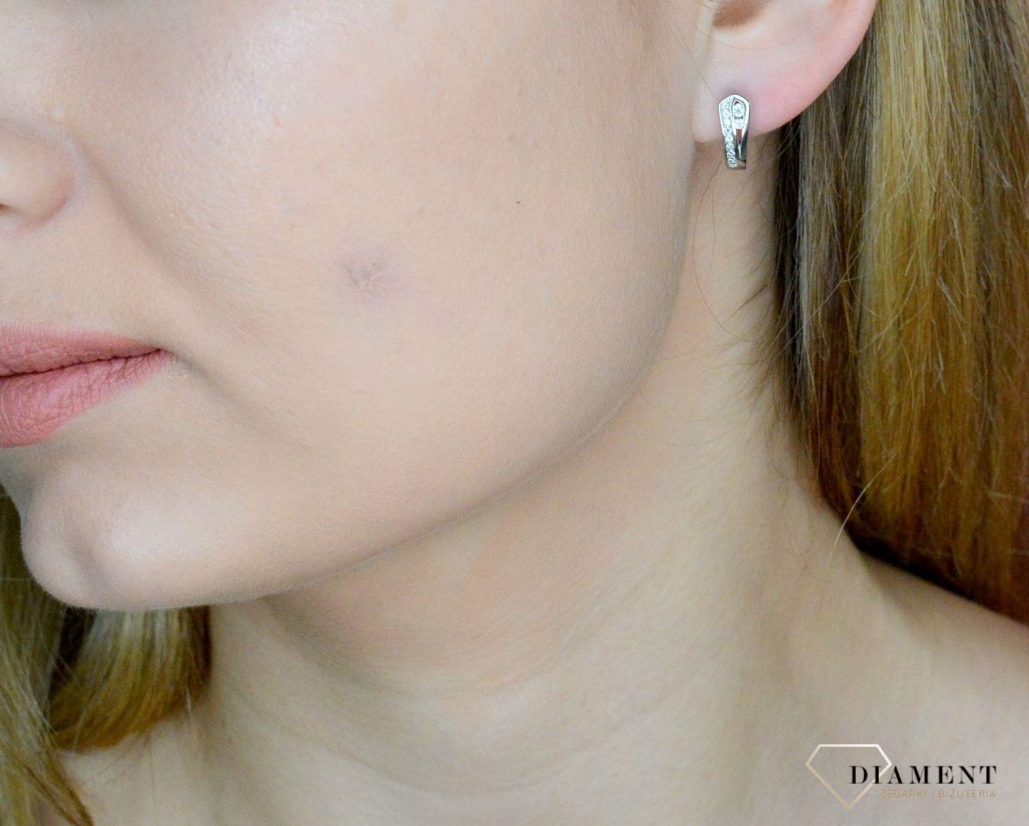 Srebrne kolczyki damskie z białymi cyrkoniami angielskie zapięcie DIA-KLC-9580-925. Biżuteria srebrna. Biżuteria damska. Kolczyki srebrne. Kolczyki z cyrkoniami. Angielskie zapięcie. Pomysł na prezent..jpg